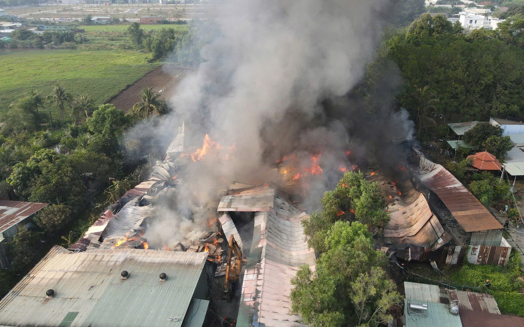 TP.HCM: Cháy lớn trong hẻm đường Thái Phiên, 5 căn nhà hư hại nặng- Ảnh 3. Cháy lớn kho nệm gần 1.000m² sát khu dân cư bên sông Đồng Nai