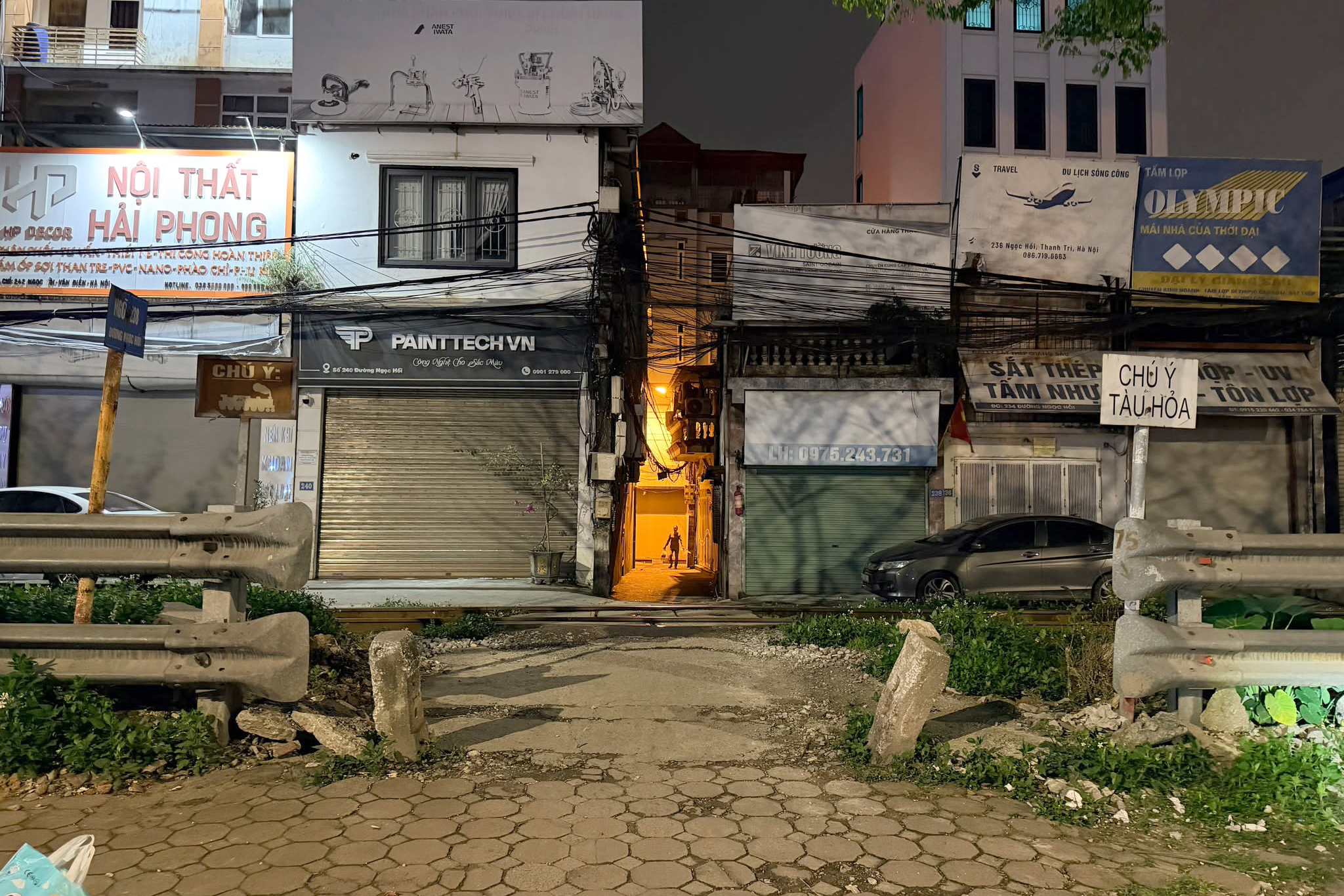 H&agrave; Nội: Xe m&aacute;y va chạm t&agrave;u hỏa ở Ngọc Hồi, một người tử vong- Ảnh 2.