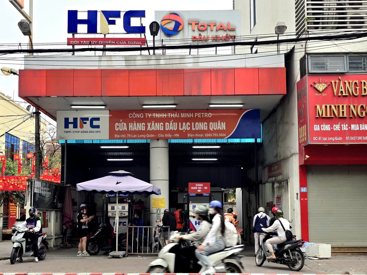 Bộ C&ocirc;ng thương: Xuất hiện t&igrave;nh trạng người d&acirc;n Campuchia, L&agrave;o sang Việt Nam mua xăng dầu- Ảnh 1.