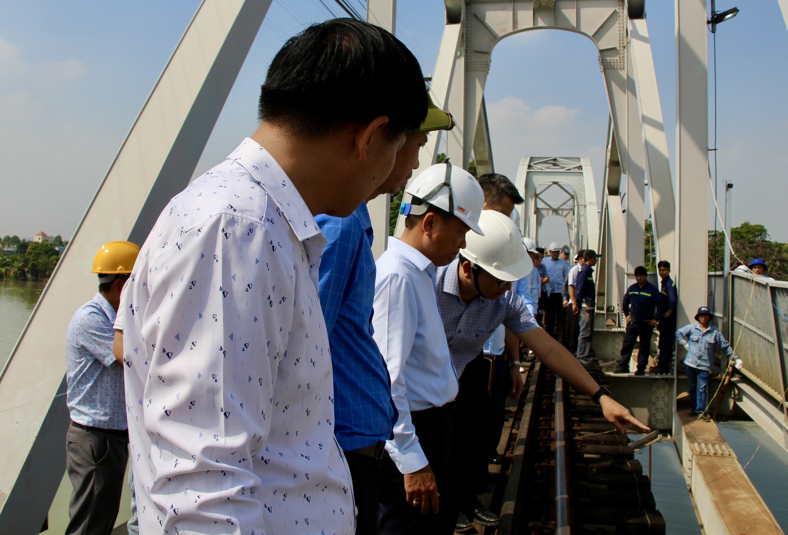 Thứ trưởng Nguyễn Danh Huy: Khẩn trương khắc phục sự cố, xử l&yacute; tr&aacute;ch nhiệm vụ cầu Ghềnh- Ảnh 4.