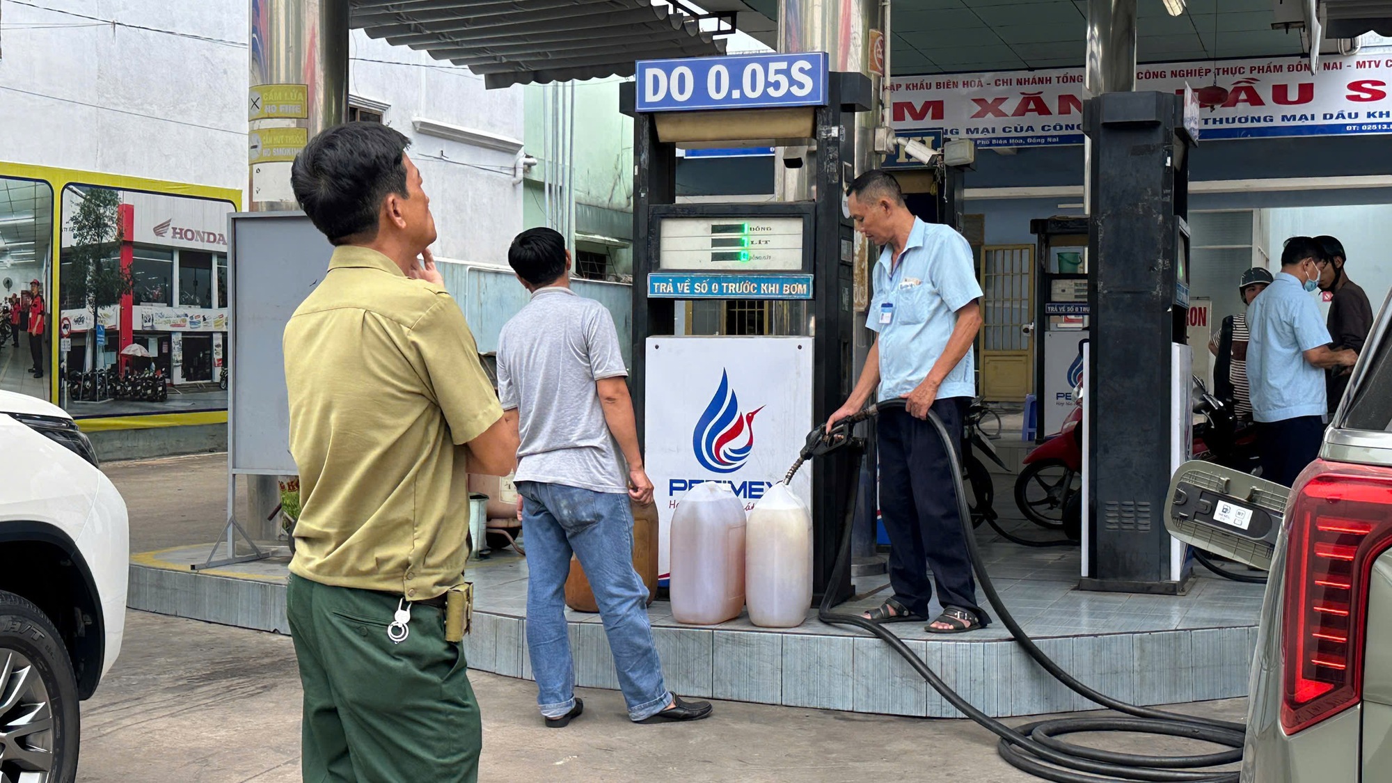 Đồng Nai c&ocirc;ng bố đường d&acirc;y n&oacute;ng tiếp nhận phản &aacute;nh, tr&aacute;nh găm h&agrave;ng xăng, dầu- Ảnh 3.