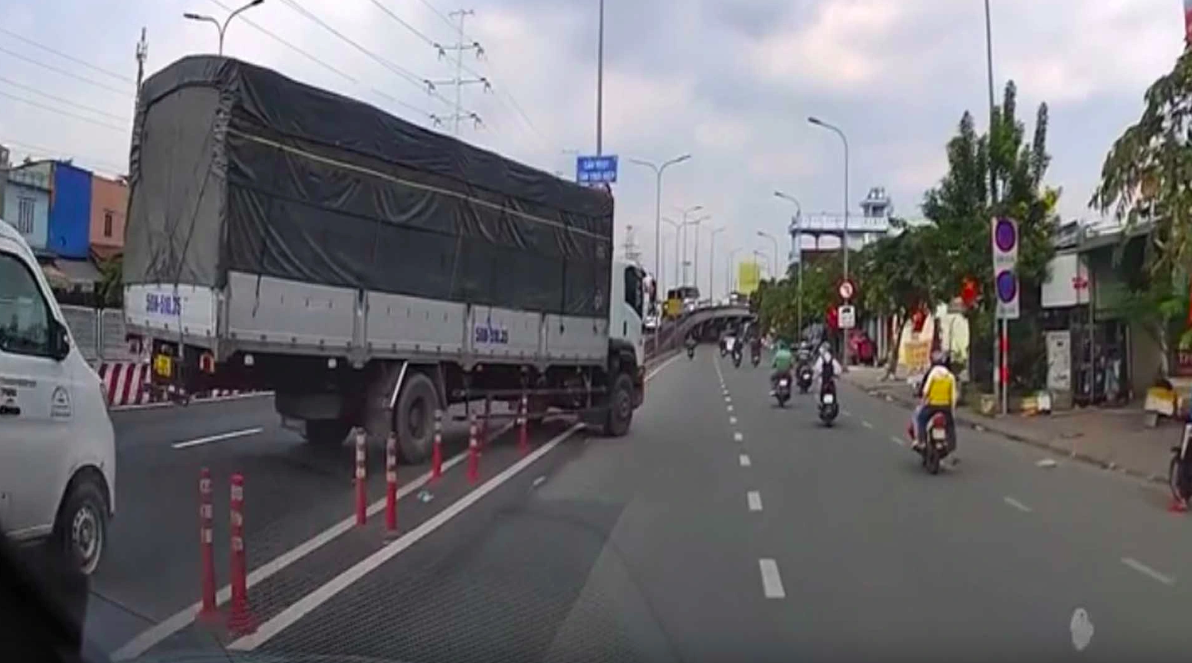 TP.HCM: Từ clip tr&ecirc;n MXH, xử phạt t&agrave;i xế xe tải băng qua dải cọc ti&ecirc;u tr&ecirc;n đường Đỗ Mười- Ảnh 1.
