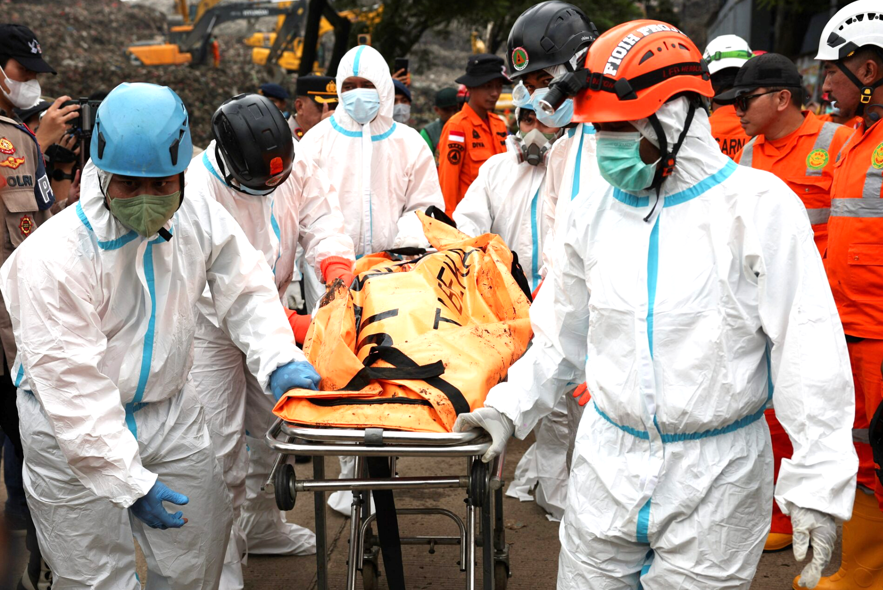 Sập n&uacute;i r&aacute;c tại b&atilde;i ch&ocirc;n lấp lớn nhất Indonesia khiến nhiều người thiệt mạng, mất t&iacute;ch- Ảnh 1.