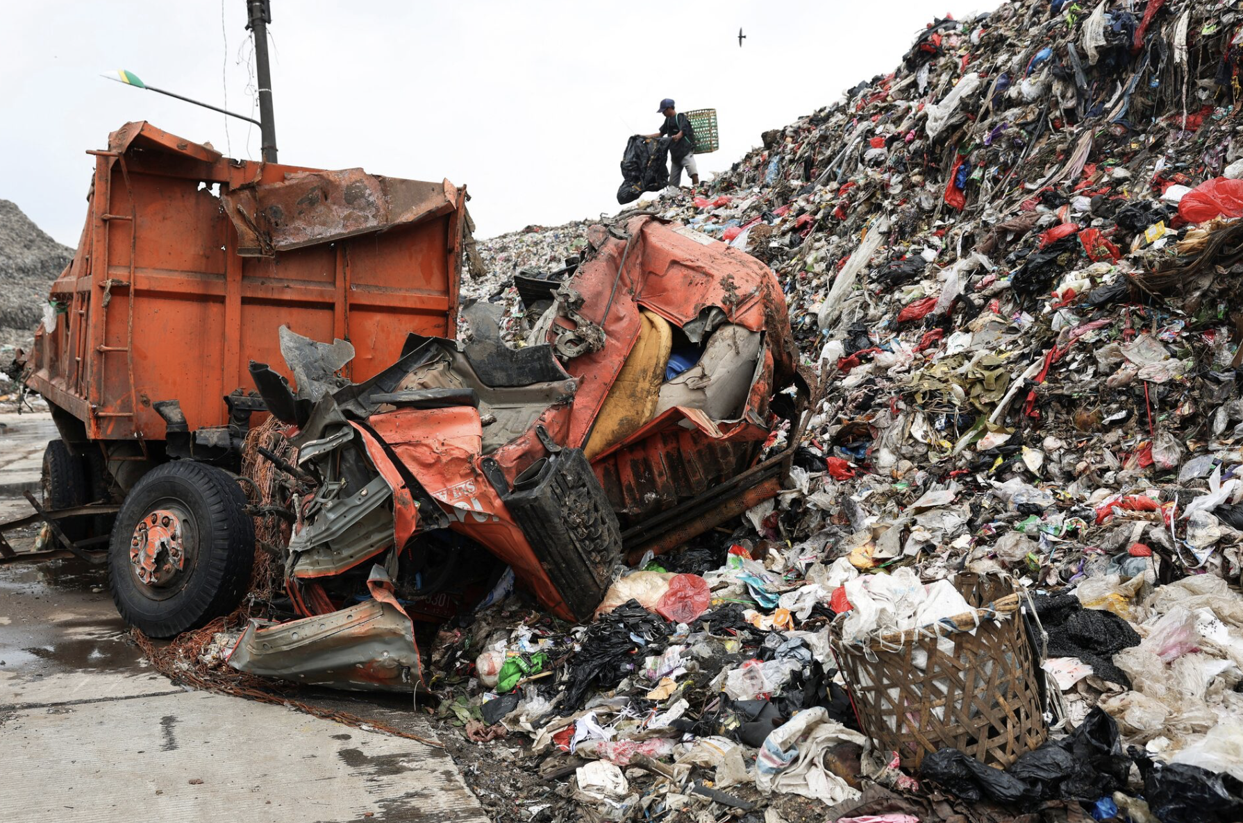 Sập n&uacute;i r&aacute;c tại b&atilde;i ch&ocirc;n lấp lớn nhất Indonesia khiến nhiều người thiệt mạng, mất t&iacute;ch- Ảnh 2.
