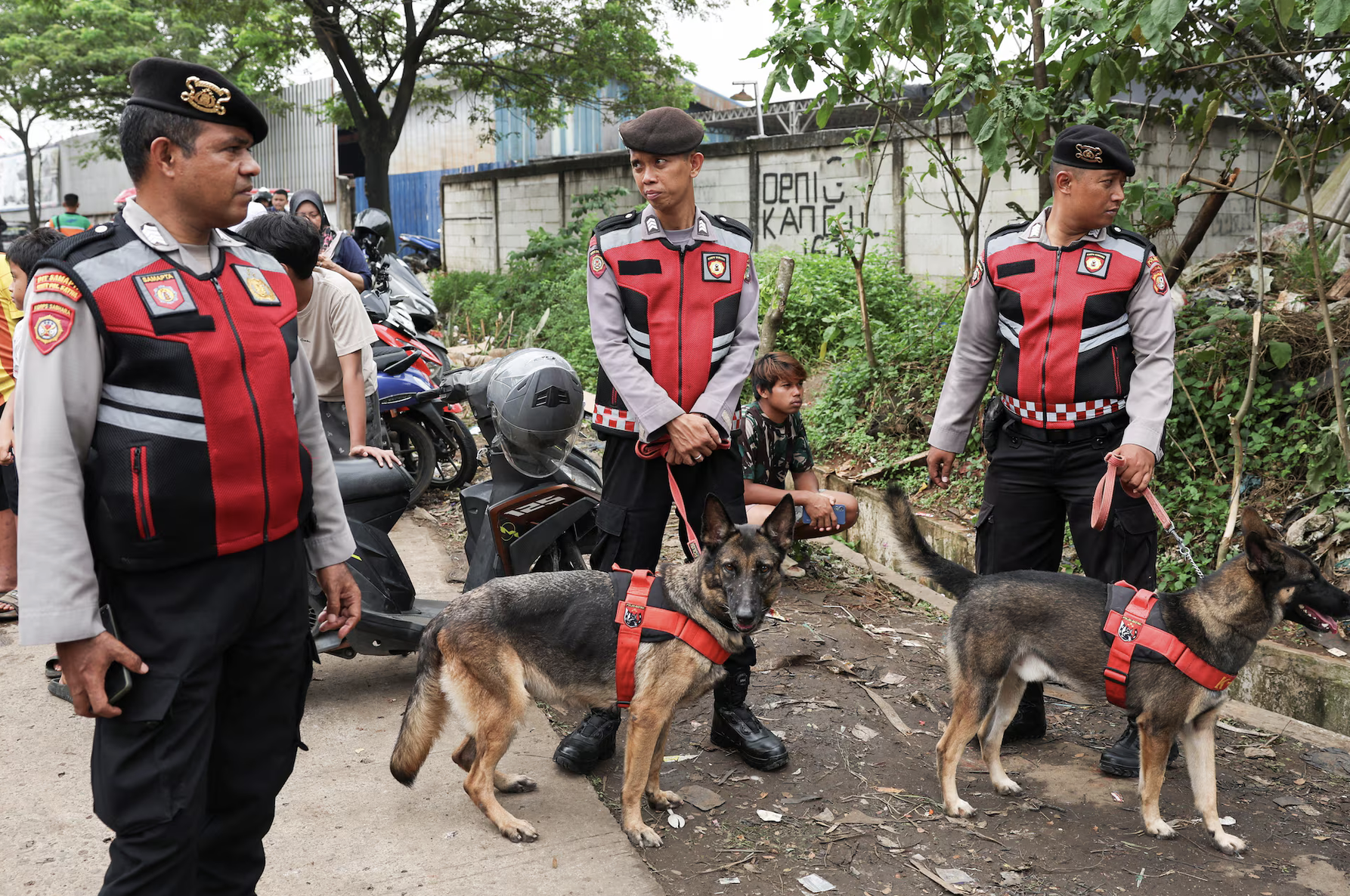 Sập n&uacute;i r&aacute;c tại b&atilde;i ch&ocirc;n lấp lớn nhất Indonesia khiến nhiều người thiệt mạng, mất t&iacute;ch- Ảnh 4.