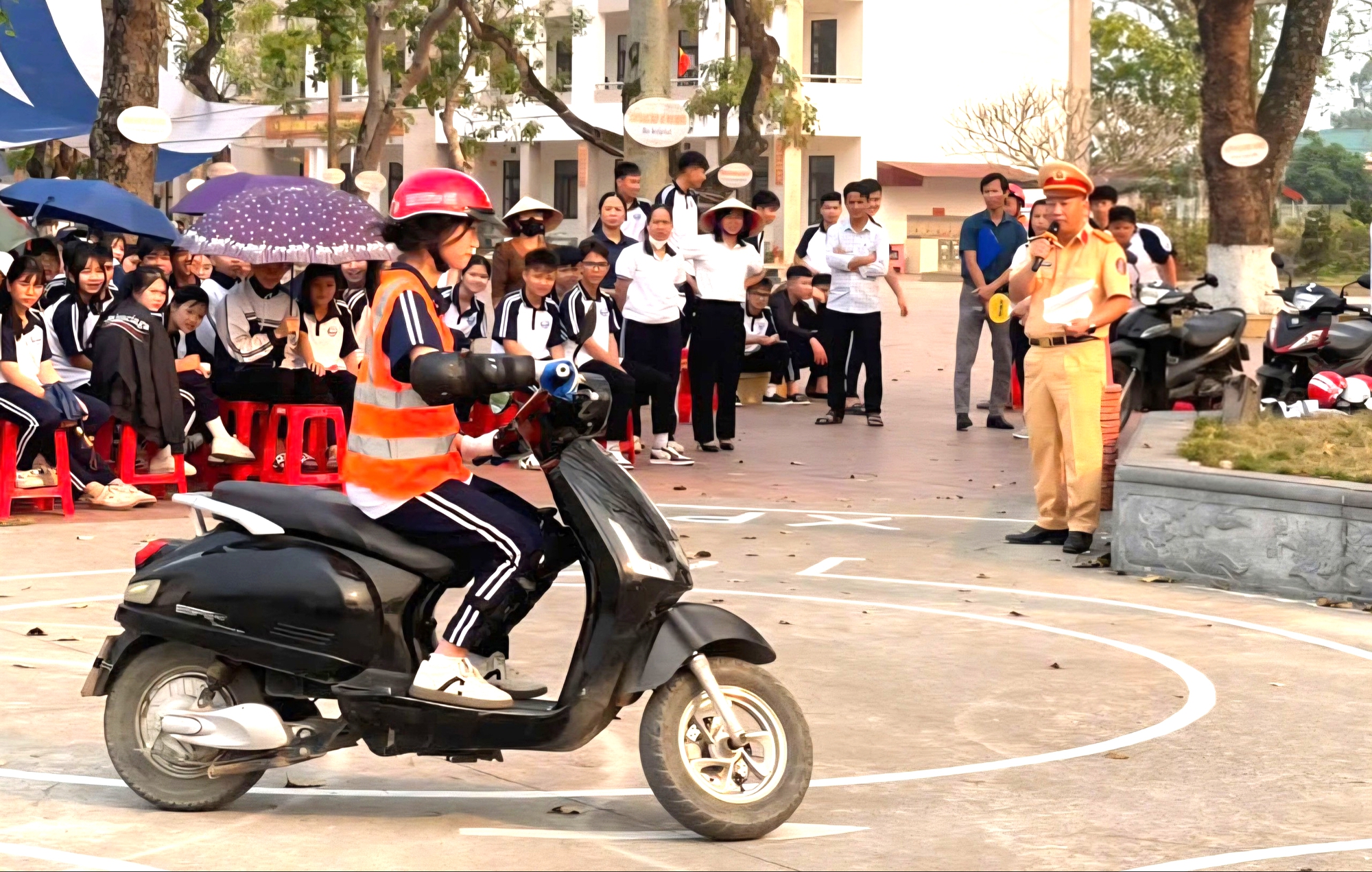 Trang bị kỹ năng lái xe an toàn cho 1.200 học sinh, giáo viên ở Ninh Bình- Ảnh 2. Trang bị kỹ năng lái xe an toàn cho 1.200 học sinh, giáo viên ở Ninh Bình- Ảnh 2.