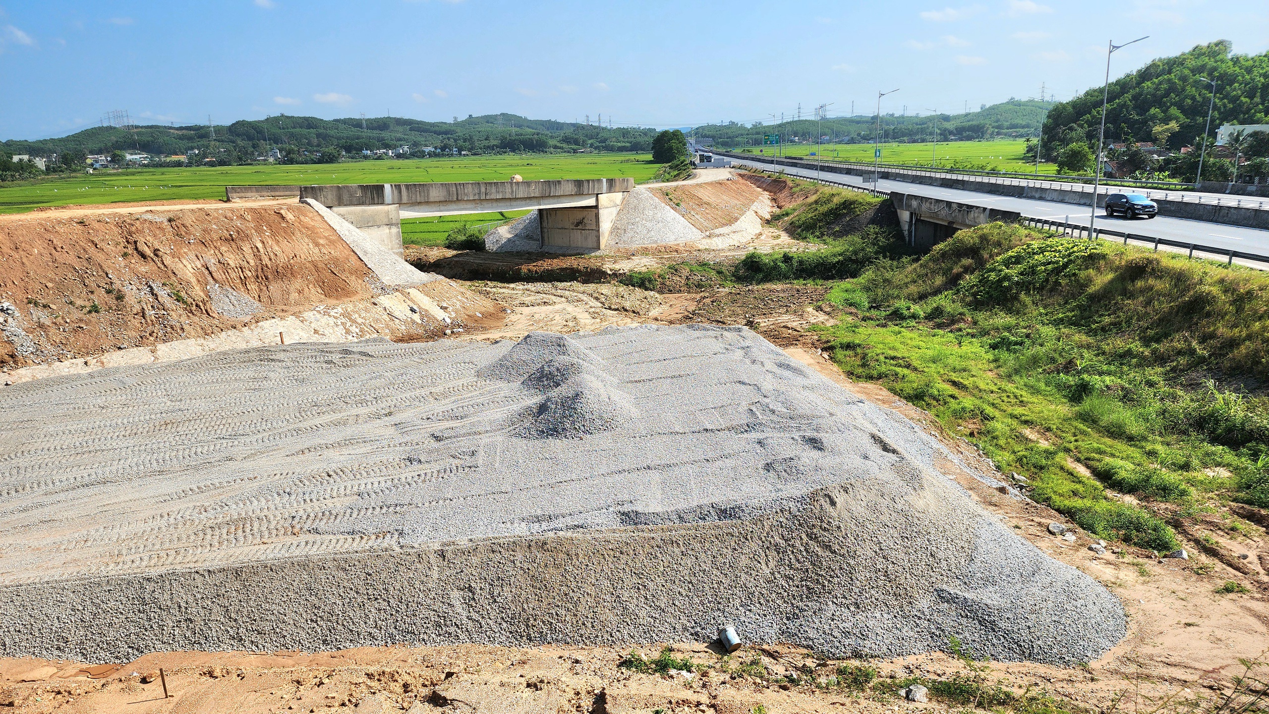 Ho&agrave;n th&agrave;nh n&uacute;t giao nối cao tốc với khu kinh tế Dung Quất trong th&aacute;ng 6- Ảnh 10.