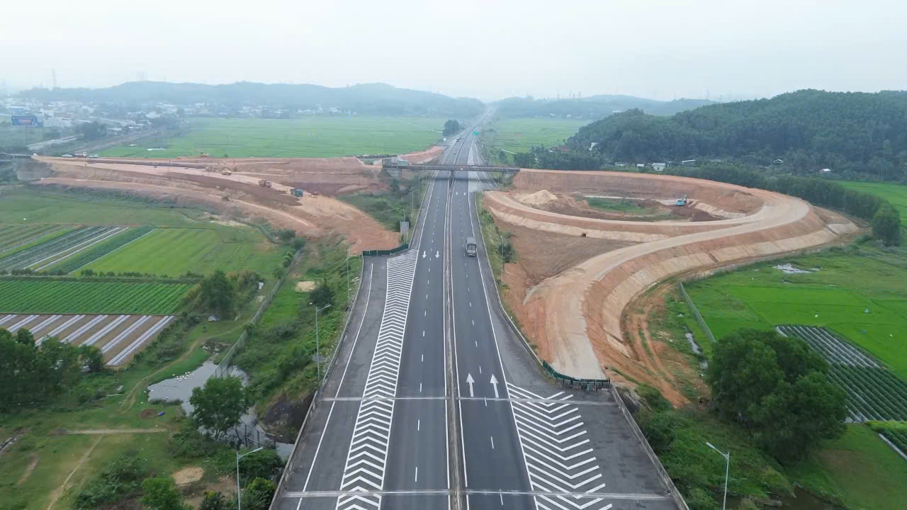 Ho&agrave;n th&agrave;nh n&uacute;t giao nối cao tốc với khu kinh tế Dung Quất trong th&aacute;ng 6- Ảnh 1.