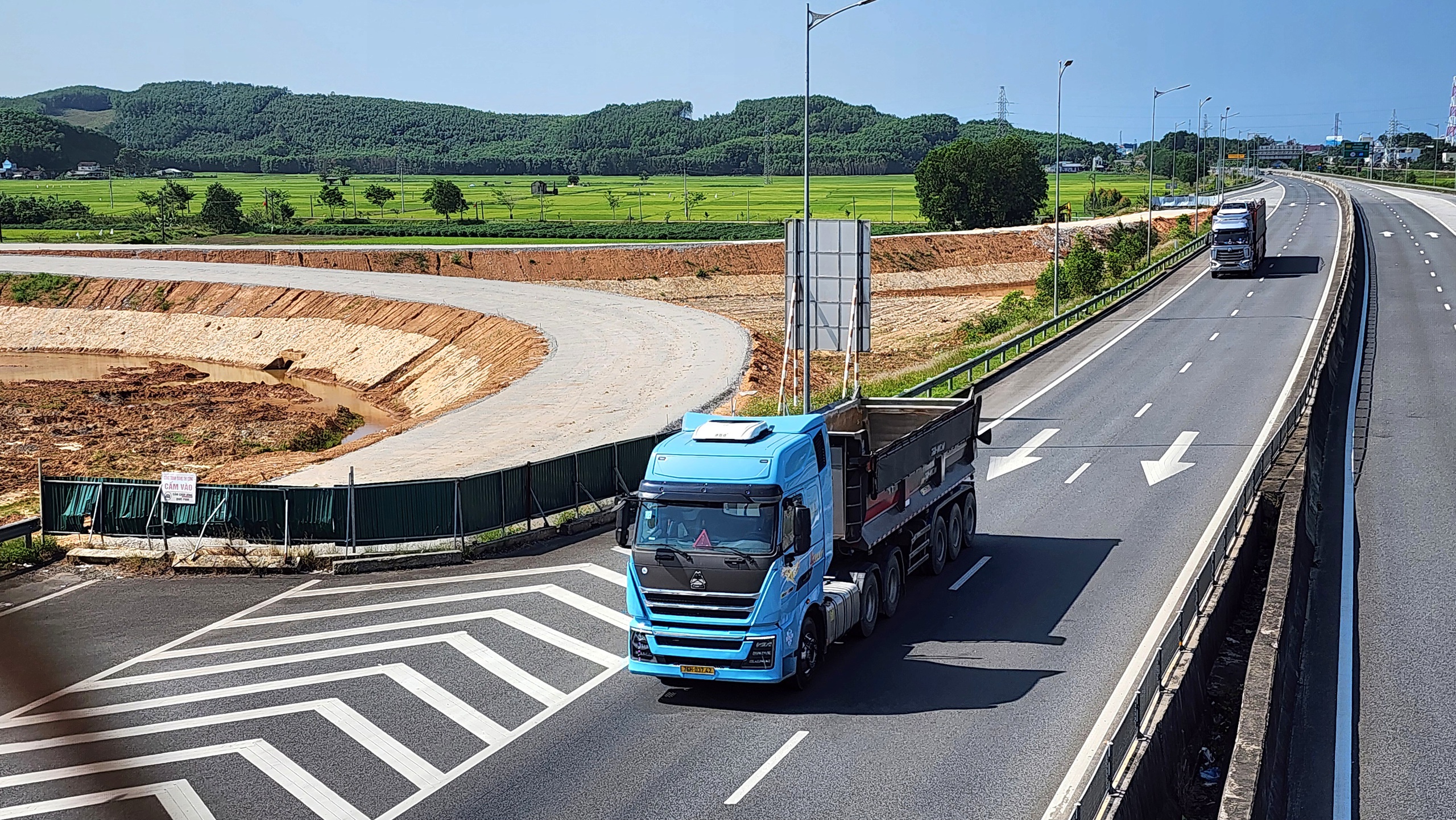 Ho&agrave;n th&agrave;nh n&uacute;t giao nối cao tốc với khu kinh tế Dung Quất trong th&aacute;ng 6- Ảnh 4.