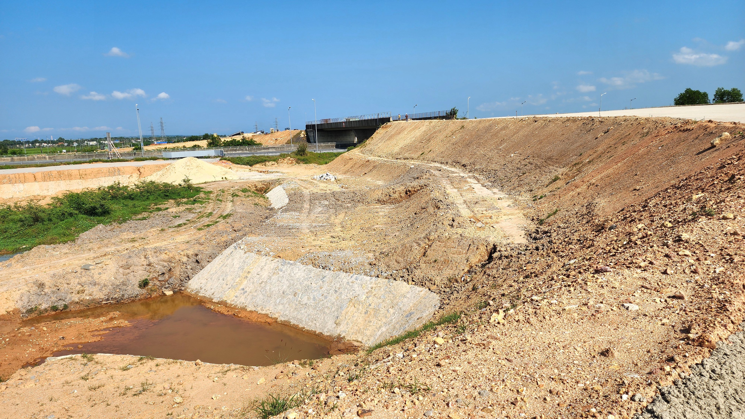 Ho&agrave;n th&agrave;nh n&uacute;t giao nối cao tốc với khu kinh tế Dung Quất trong th&aacute;ng 6- Ảnh 7.