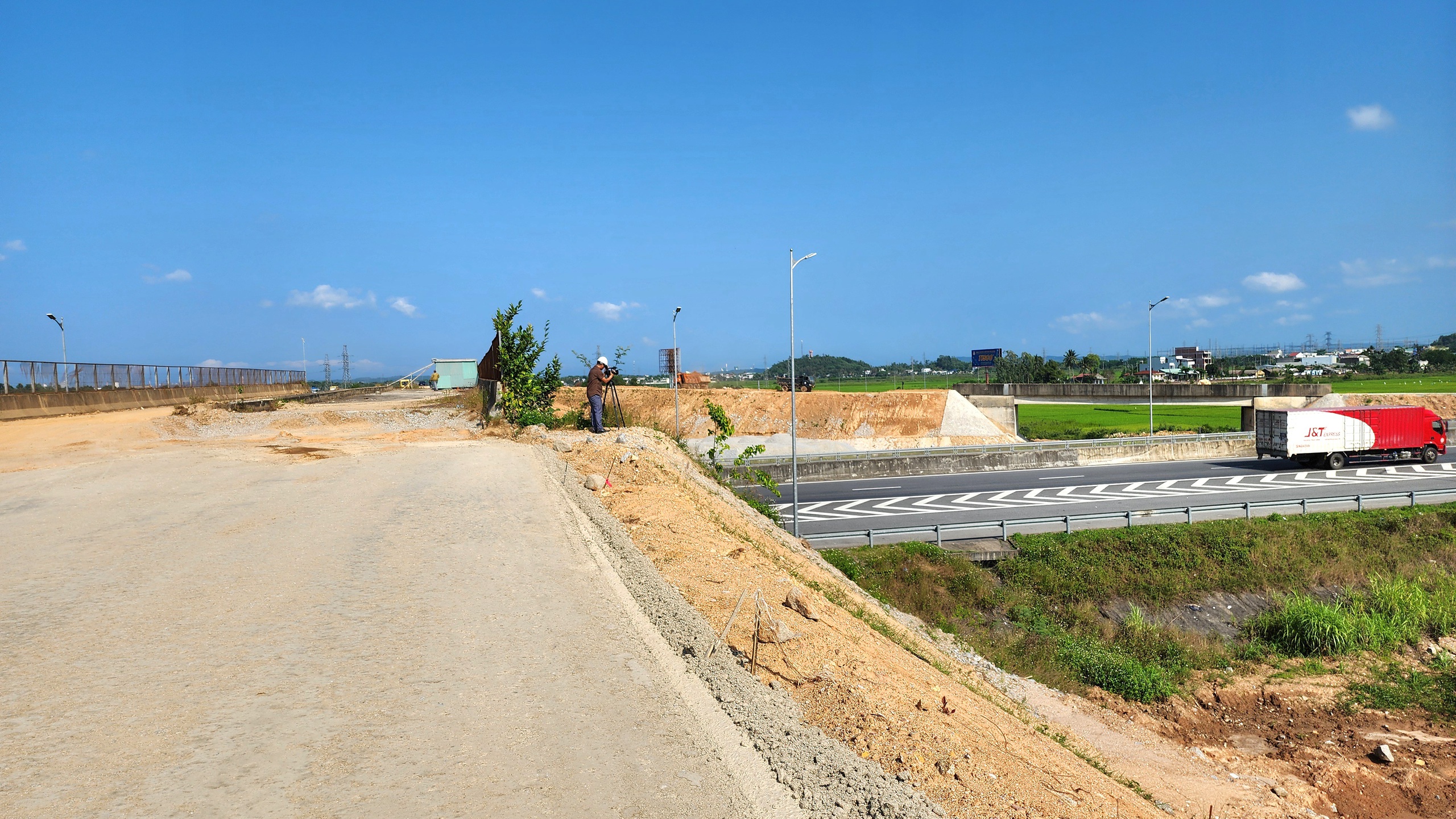 Ho&agrave;n th&agrave;nh n&uacute;t giao nối cao tốc với khu kinh tế Dung Quất trong th&aacute;ng 6- Ảnh 8.