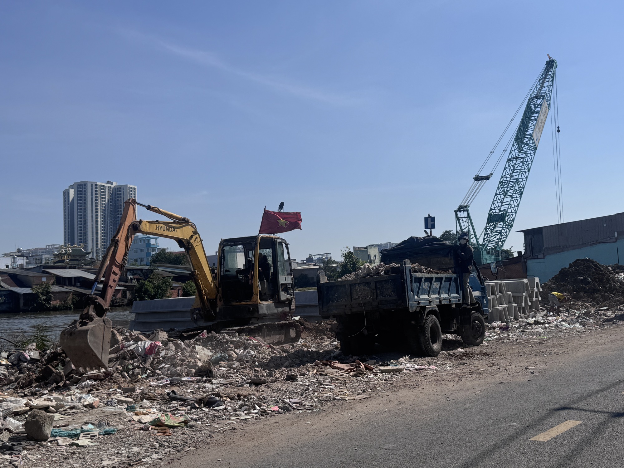 To&agrave;n cảnh dự &aacute;n hơn 7.300 tỷ đồng b&ecirc;n bờ Bắc k&ecirc;nh Đ&ocirc;i sau hơn 7 th&aacute;ng thi c&ocirc;ng- Ảnh 2.