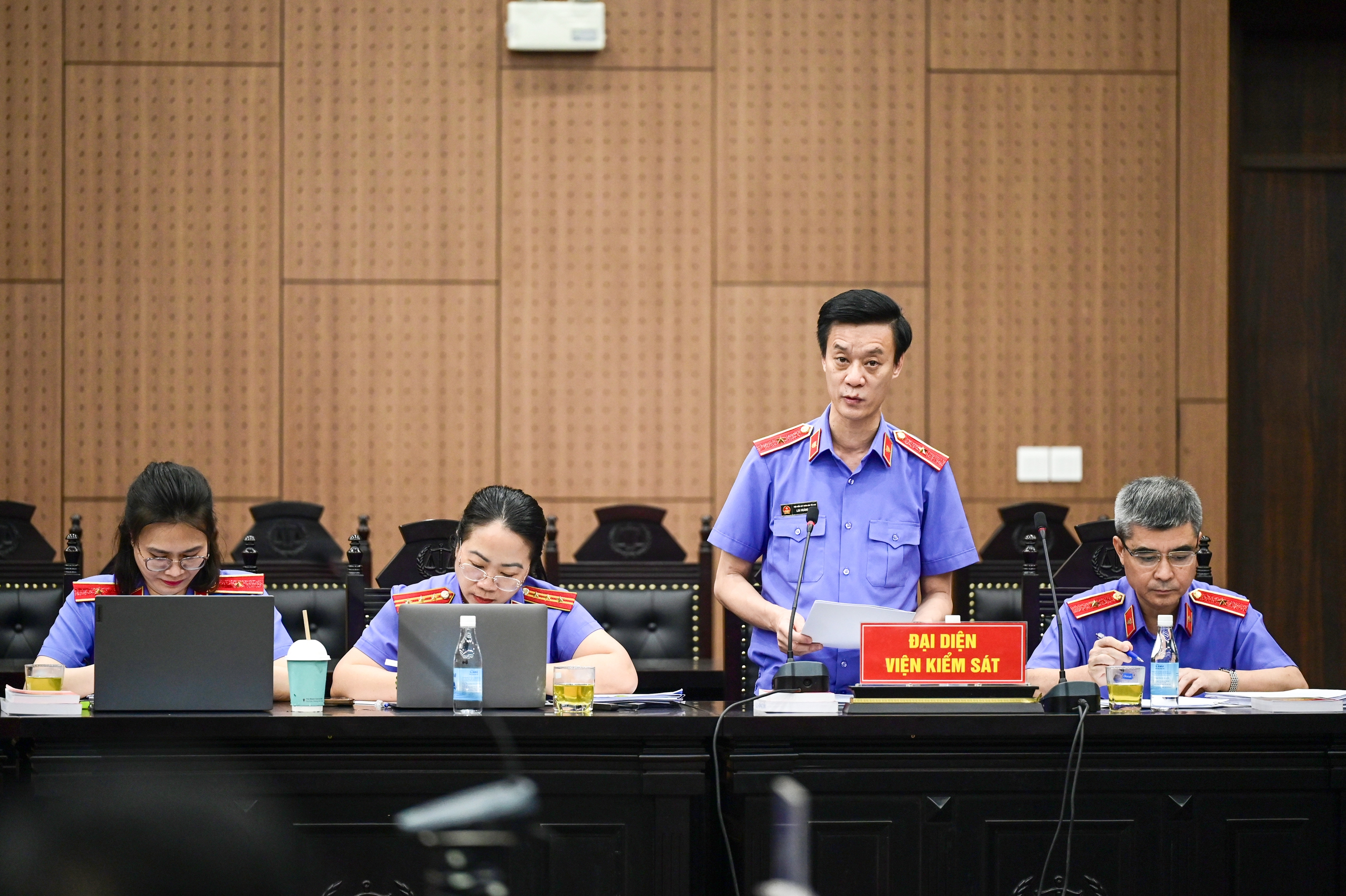 Nhận hối lộ 4,5 tỷ đồng, cựu thứ trưởng Ho&agrave;ng Văn Thắng bị đề nghị 4 - 5 năm t&ugrave;- Ảnh 1.