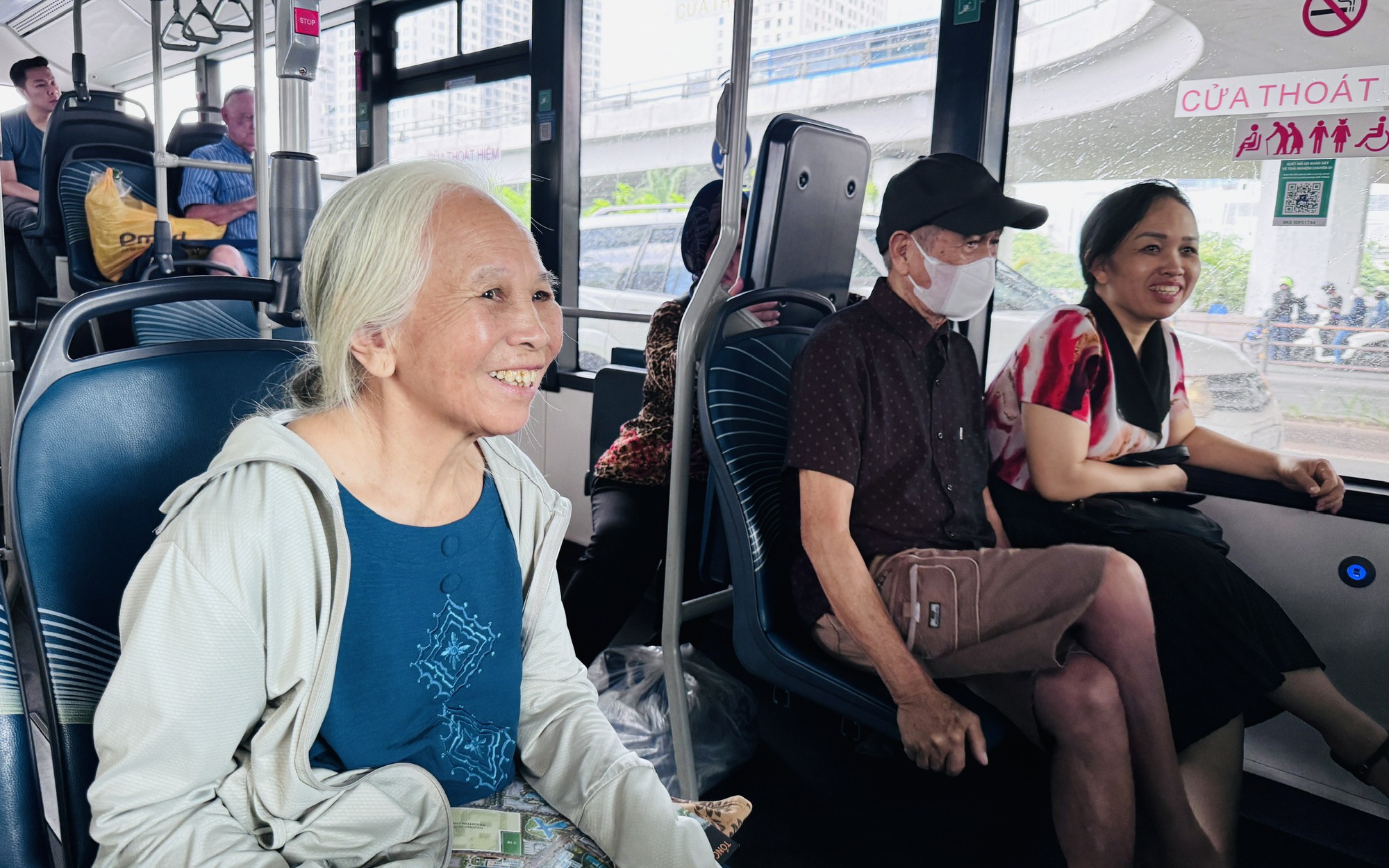 Miễn phí xe buýt: Bước đi lớn để giảm ùn tắc ở TP.HCM- Ảnh 7. Miễn phí xe buýt: Bước đi lớn để giảm ùn tắc ở TP.HCM- Ảnh 7.