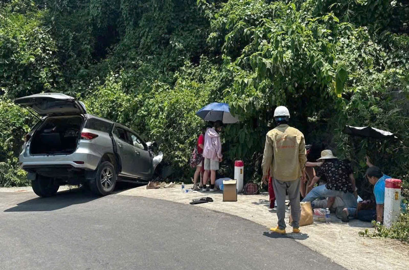 Hiện trường xe ô tô 7 chỗ mất lái lao xuống mương thoát nước. Hiện trường xe ô tô 7 chỗ mất lái lao xuống mương thoát nước.