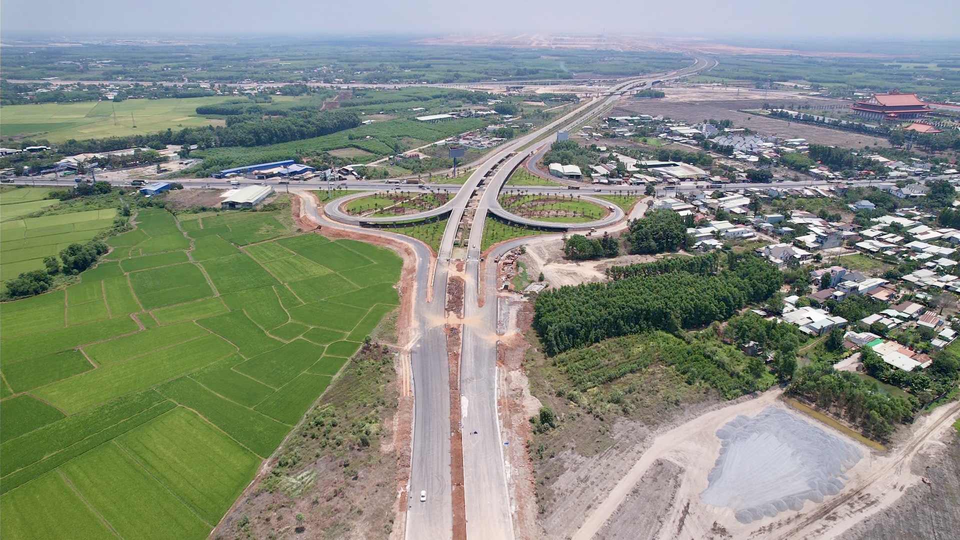 Vượt nắng mở trục đường 25C kết nối vào sân bay Long Thành- Ảnh 2. Vượt nắng mở trục đường 25C kết nối vào sân bay Long Thành- Ảnh 2.