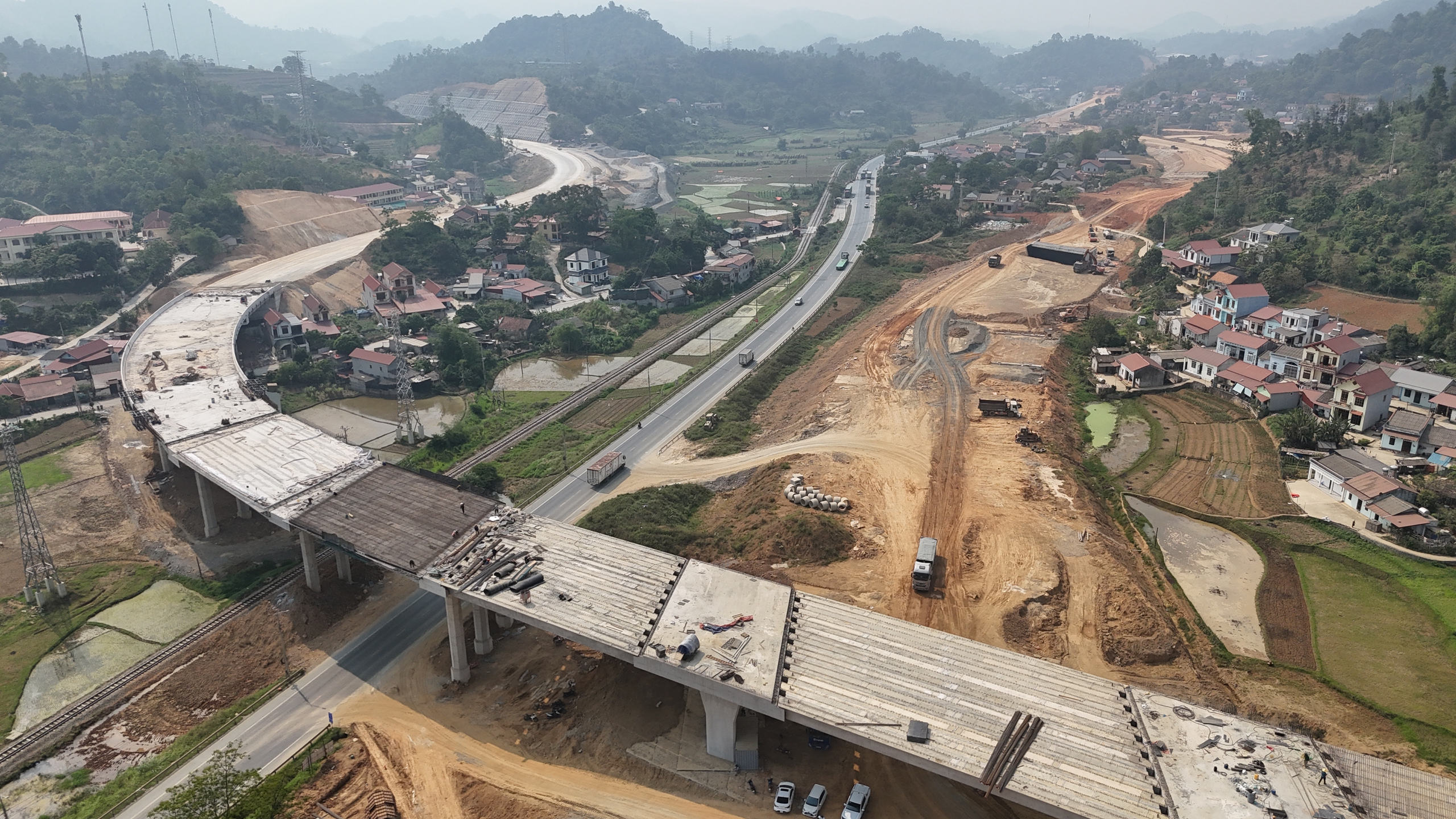 Cận cảnh cao tốc Hữu Nghị - Chi Lăng trước ngày về đích- Ảnh 1. Cận cảnh cao tốc Hữu Nghị - Chi Lăng trước ngày về đích- Ảnh 1.