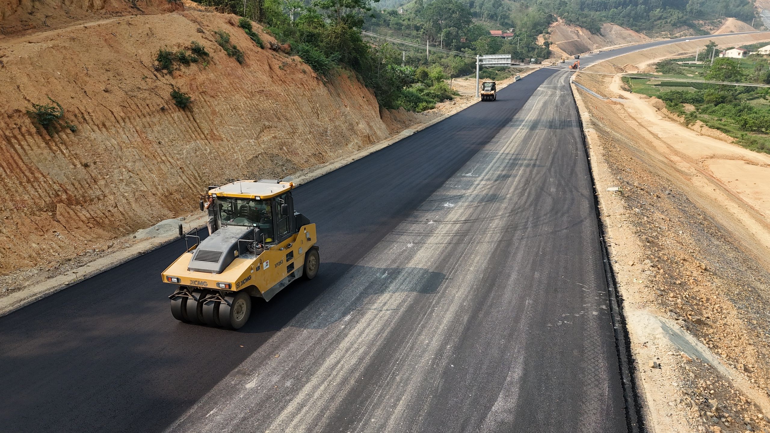 Cận cảnh cao tốc Hữu Nghị - Chi Lăng trước ngày về đích- Ảnh 2. Cận cảnh cao tốc Hữu Nghị - Chi Lăng trước ngày về đích- Ảnh 2.