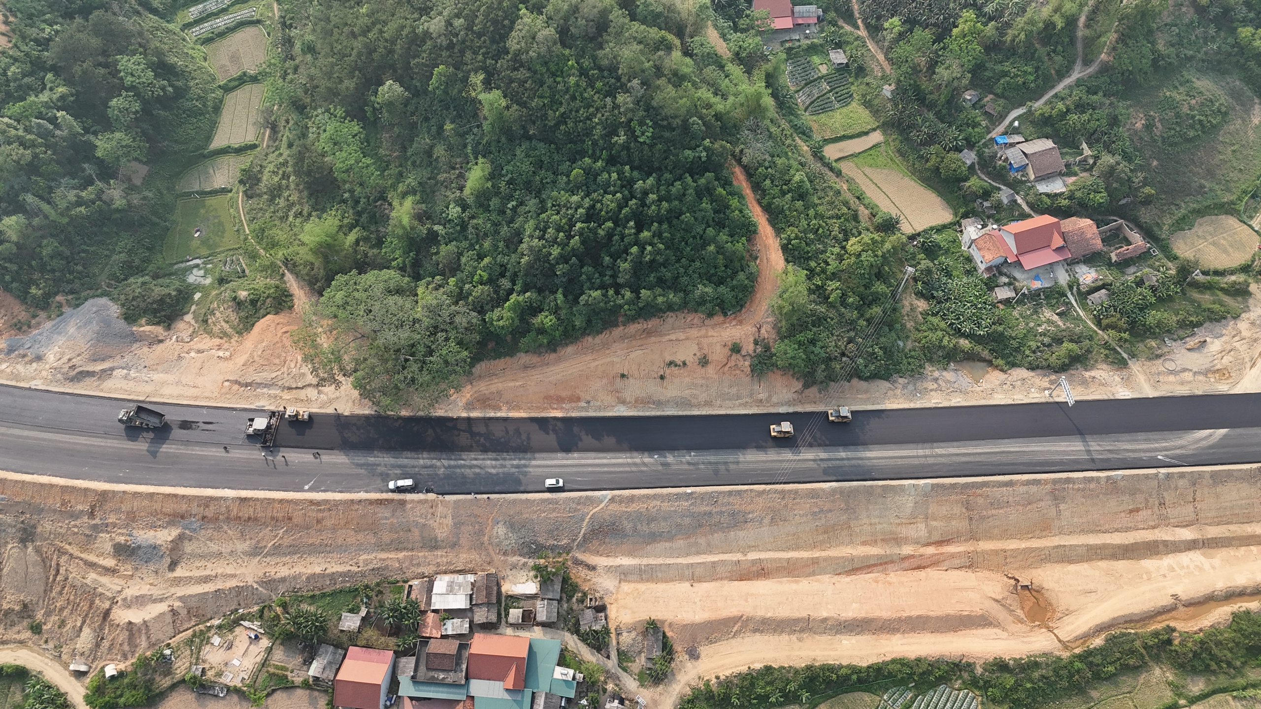 Cận cảnh cao tốc Hữu Nghị - Chi Lăng trước ngày về đích- Ảnh 3. Cận cảnh cao tốc Hữu Nghị - Chi Lăng trước ngày về đích- Ảnh 3.