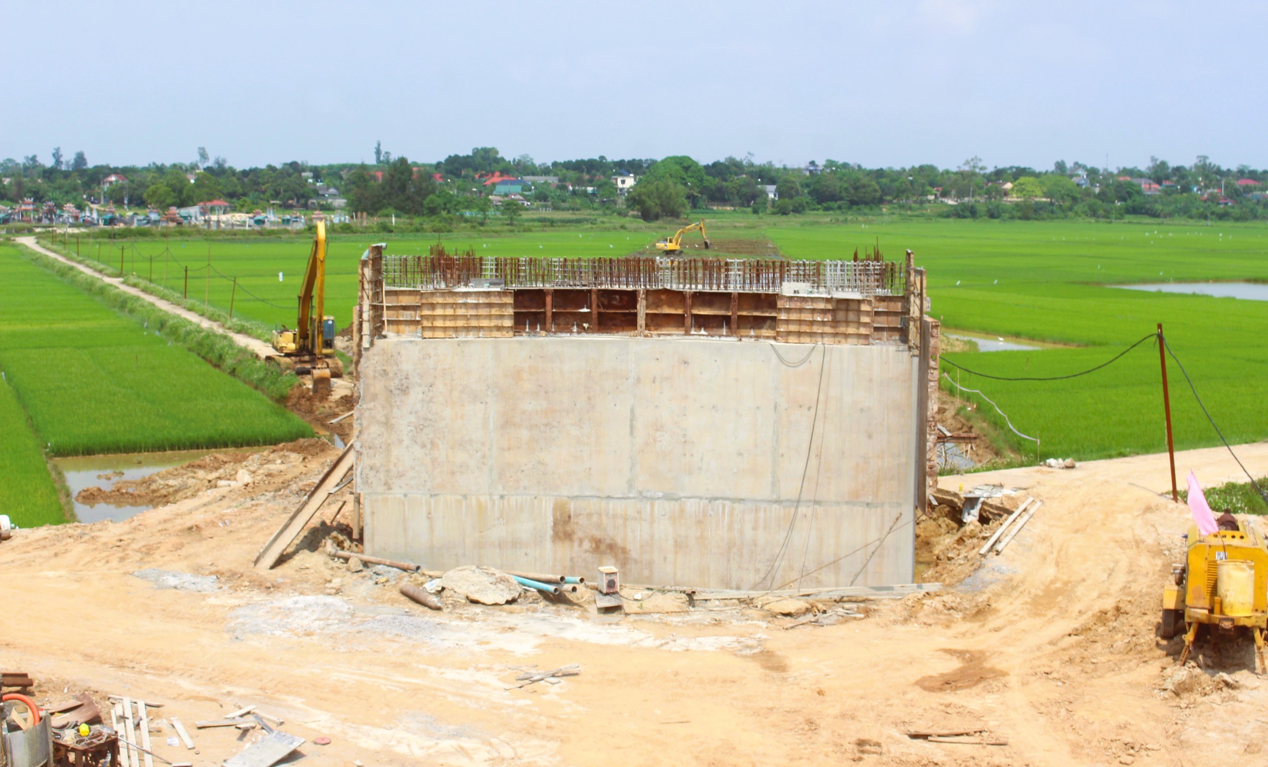 Quảng Trị tăng cường b&igrave;nh ổn gi&aacute; vật liệu, đẩy nhanh tiến độ dự &aacute;n trọng điểm- Ảnh 2.