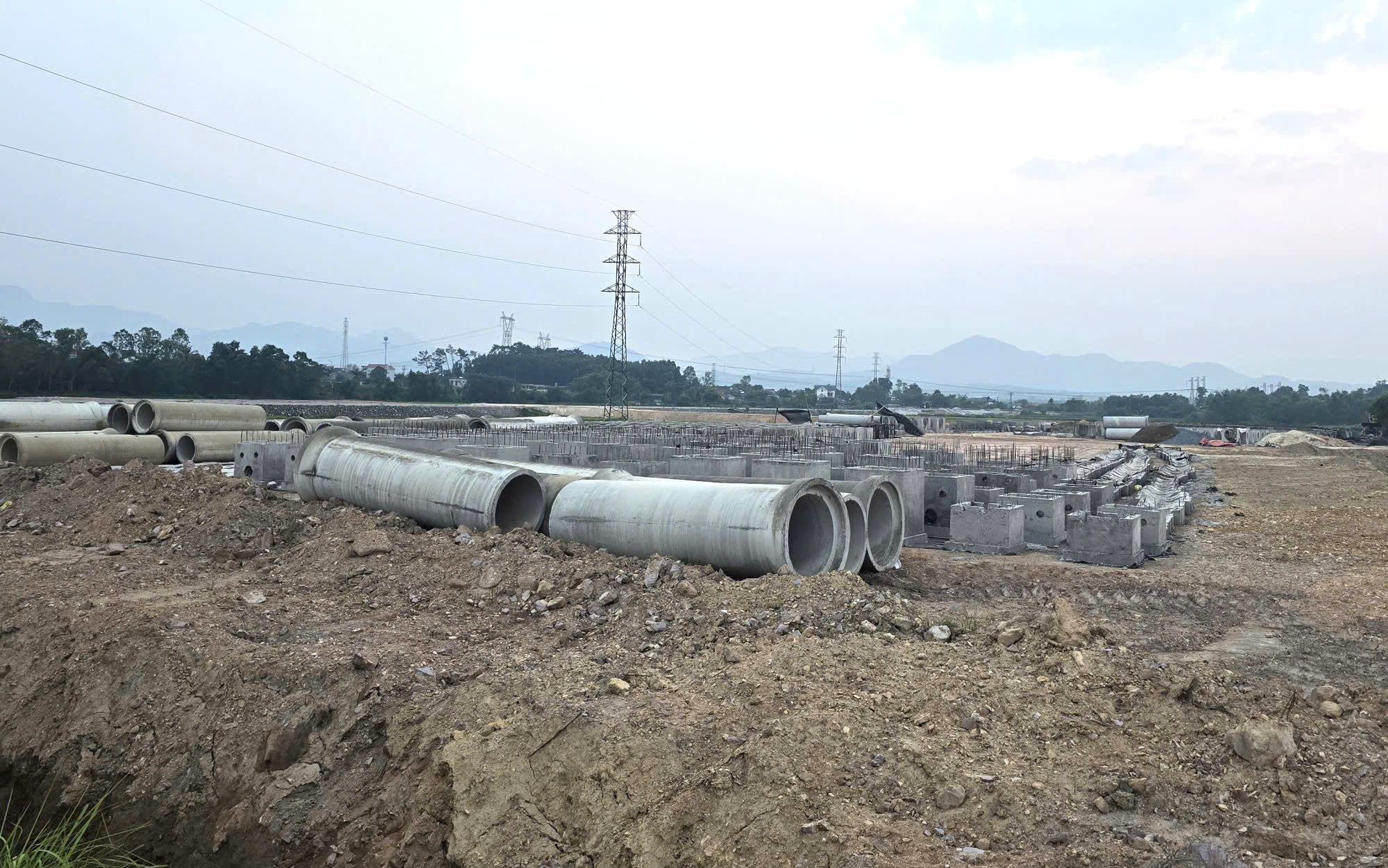 Quảng Trị tăng cường b&igrave;nh ổn gi&aacute; vật liệu, đẩy nhanh tiến độ dự &aacute;n trọng điểm- Ảnh 4.