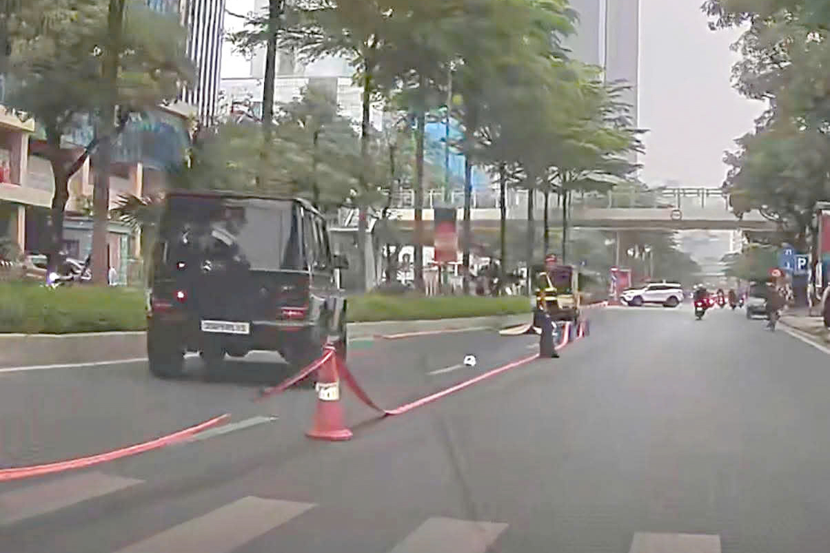 H&agrave; Nội: Va chạm với &ocirc; t&ocirc; Mercedes G63 l&uacute;c s&aacute;ng sớm, cụ &ocirc;ng 91 tuổi tử vong- Ảnh 1.