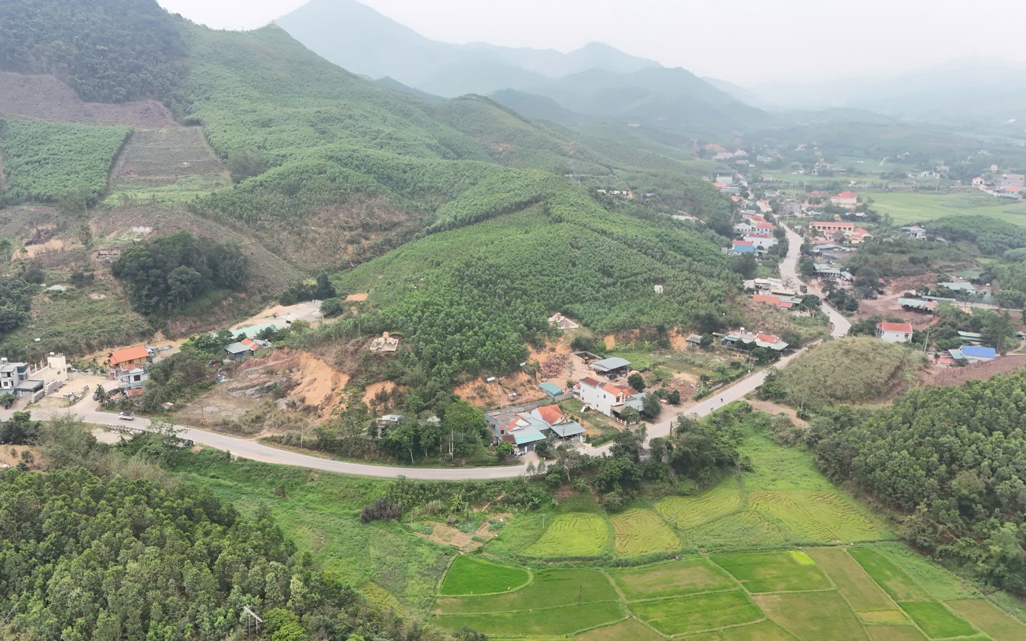 Đặc khu V&acirc;n Đồn, Quảng Ninh: &ldquo;Đi từng ng&otilde;, g&otilde; từng nh&agrave;&rdquo; đẩy tiến độ GPMB dự &aacute;n trọng điểm- Ảnh 3.