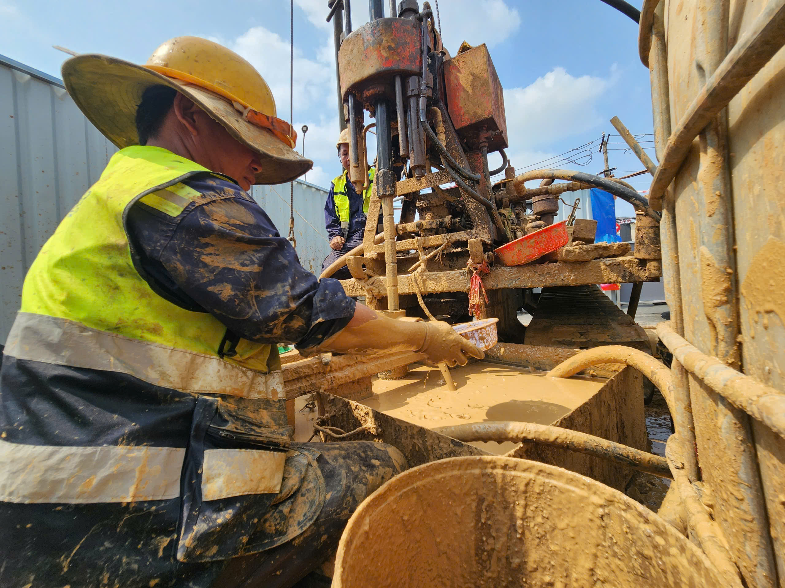 TP.HCM gấp rút khoan khảo sát địa chất tuyến metro số 2- Ảnh 6. TP.HCM gấp rút khoan khảo sát địa chất tuyến metro số 2- Ảnh 6.