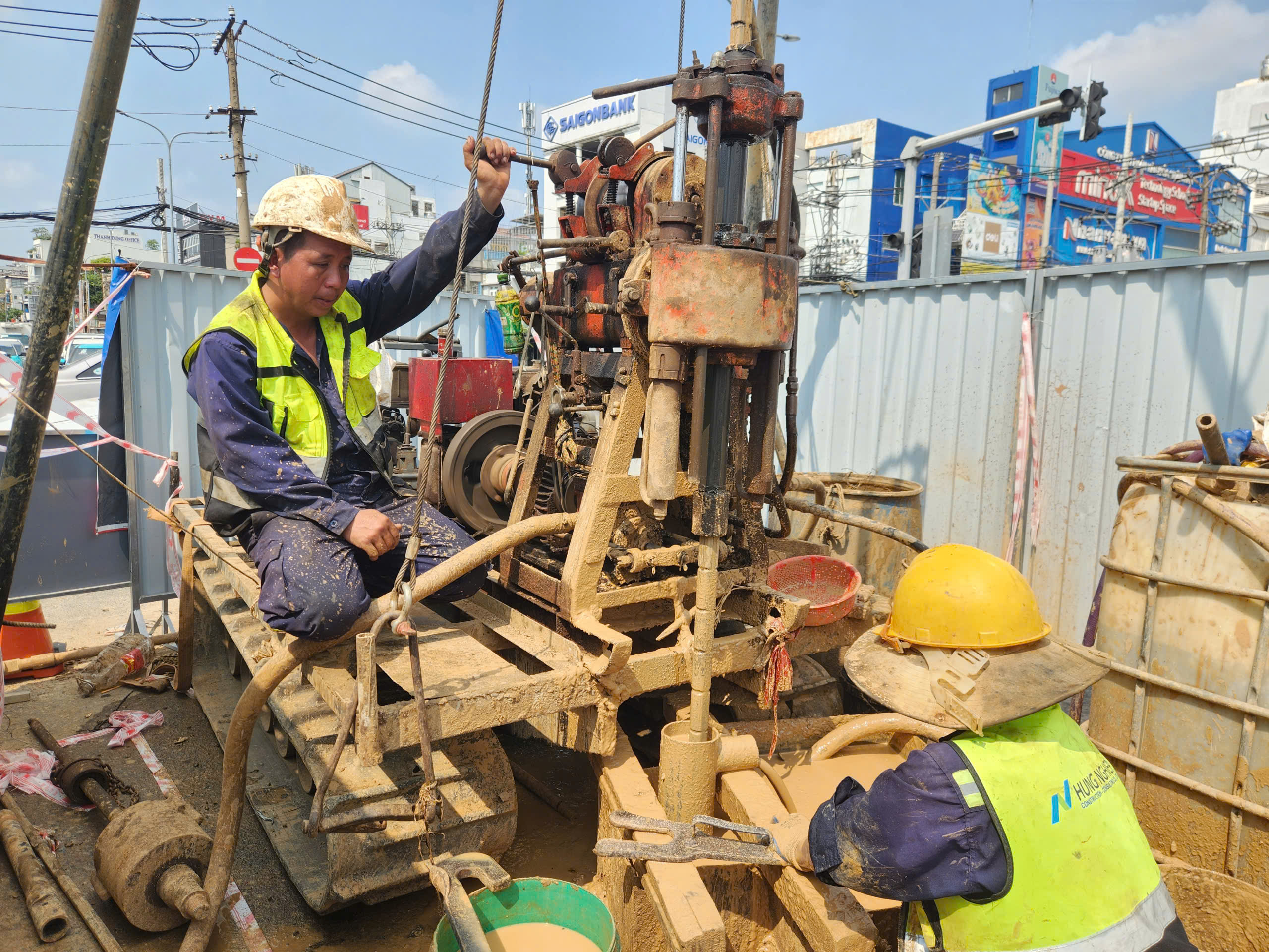 TP.HCM gấp rút khoan khảo sát địa chất tuyến metro số 2- Ảnh 3. TP.HCM gấp rút khoan khảo sát địa chất tuyến metro số 2- Ảnh 3.