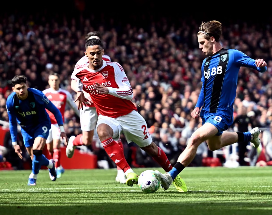 Thua Bournemouth, Arsenal khiến cuộc đua v&ocirc; địch hấp dẫn hơn- Ảnh 3.