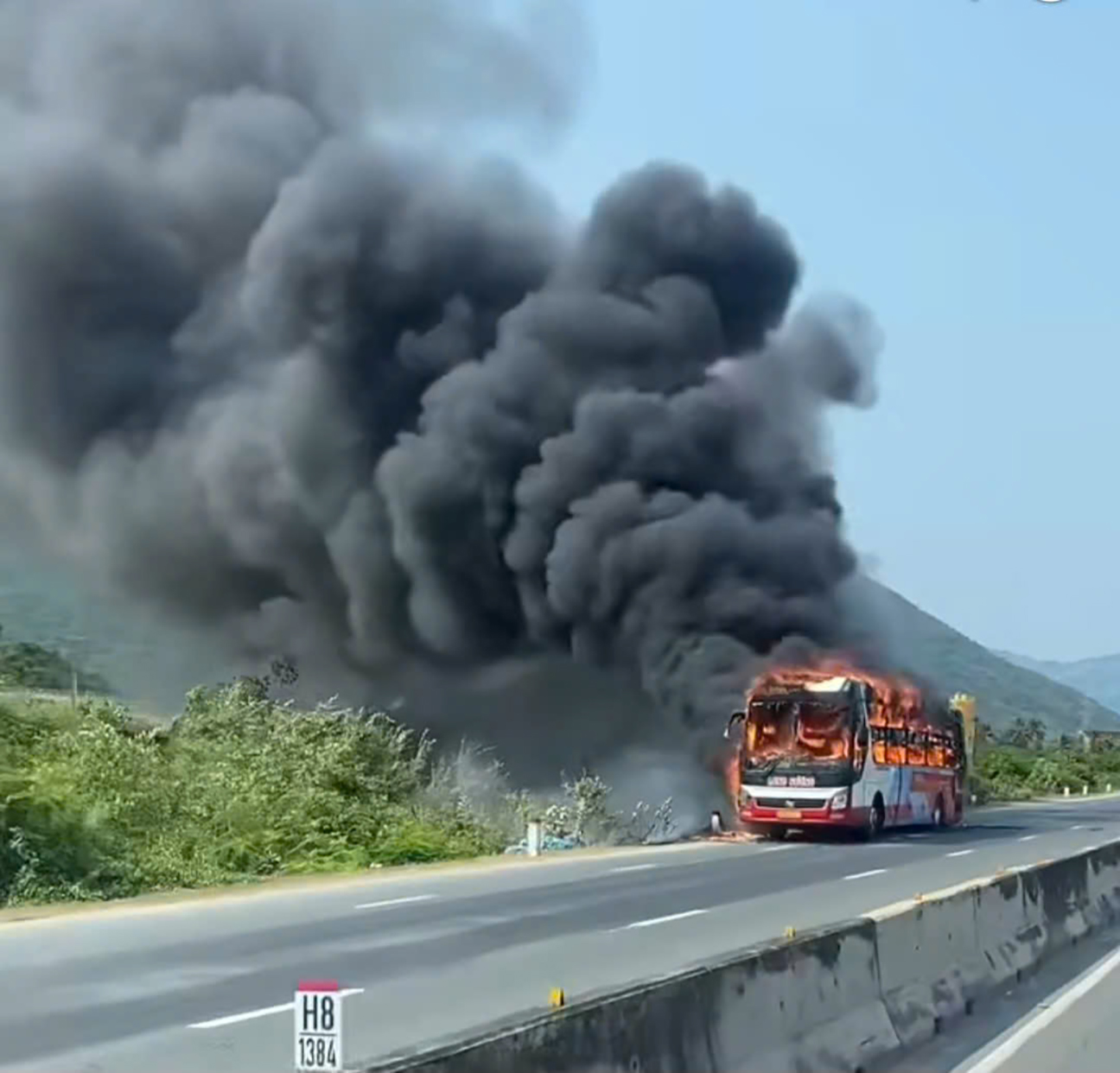 Lửa bao tr&ugrave;m xe kh&aacute;ch đang chạy tr&ecirc;n quốc lộ 1- Ảnh 1.