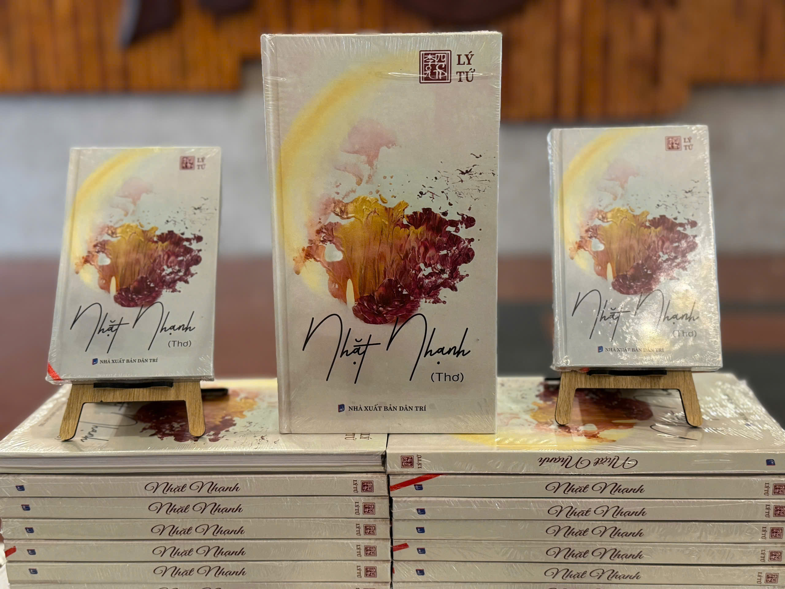 T&aacute;c giả L&yacute; Tứ ra mắt t&aacute;c phẩm ''V&ocirc; thanh luận'' v&agrave; tập thơ ''Nhặt nhạnh''- Ảnh 5.