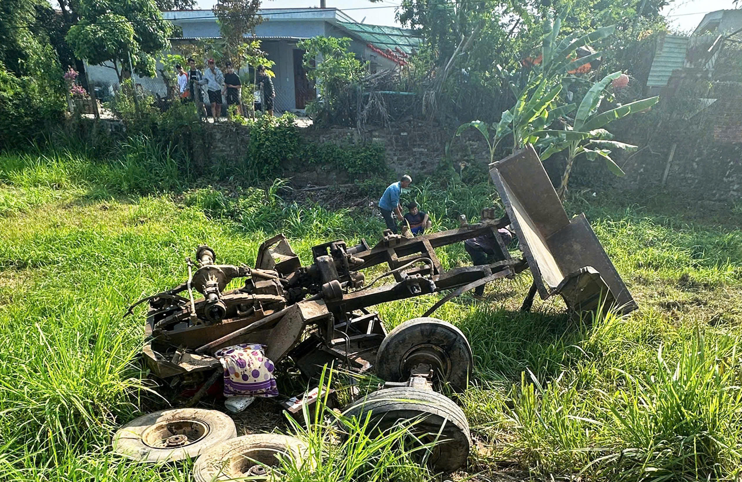 Đắk Lắk: T&agrave;u kh&aacute;ch va chạm xe c&ocirc;ng n&ocirc;ng tại lối đi tự mở khiến một người tử vong- Ảnh 2.