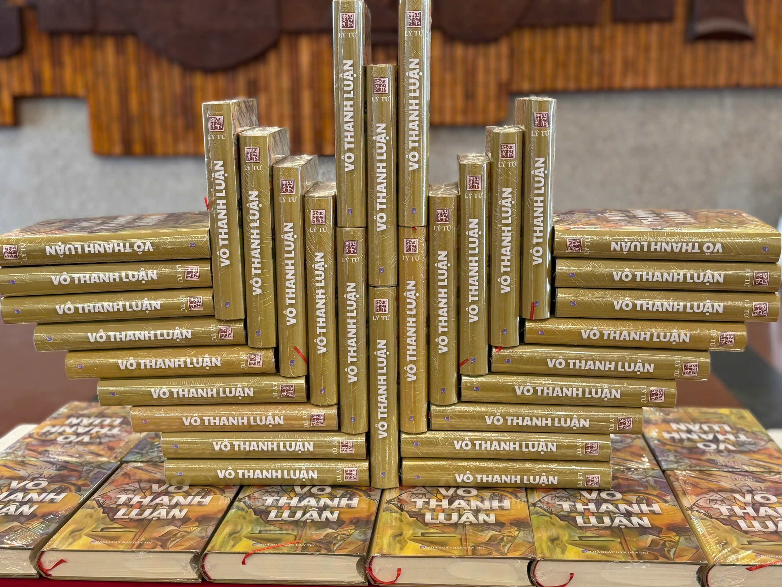 T&aacute;c giả L&yacute; Tứ ra mắt t&aacute;c phẩm ''V&ocirc; thanh luận'' v&agrave; tập thơ ''Nhặt nhạnh''- Ảnh 1.