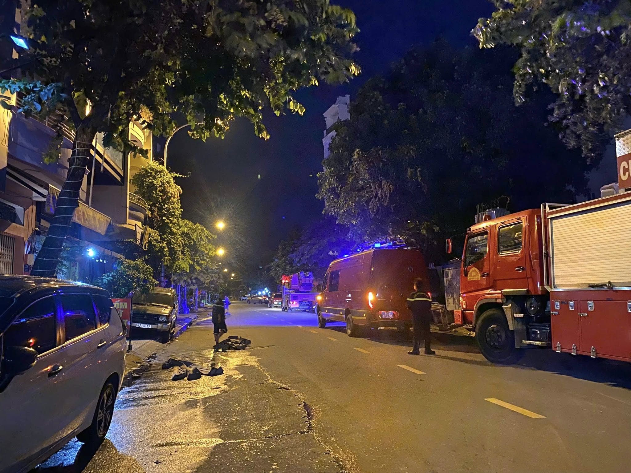 Ch&aacute;y nh&agrave; trọ ở TP.HCM, 2 người tử vong, 5 người bị thương- Ảnh 1.