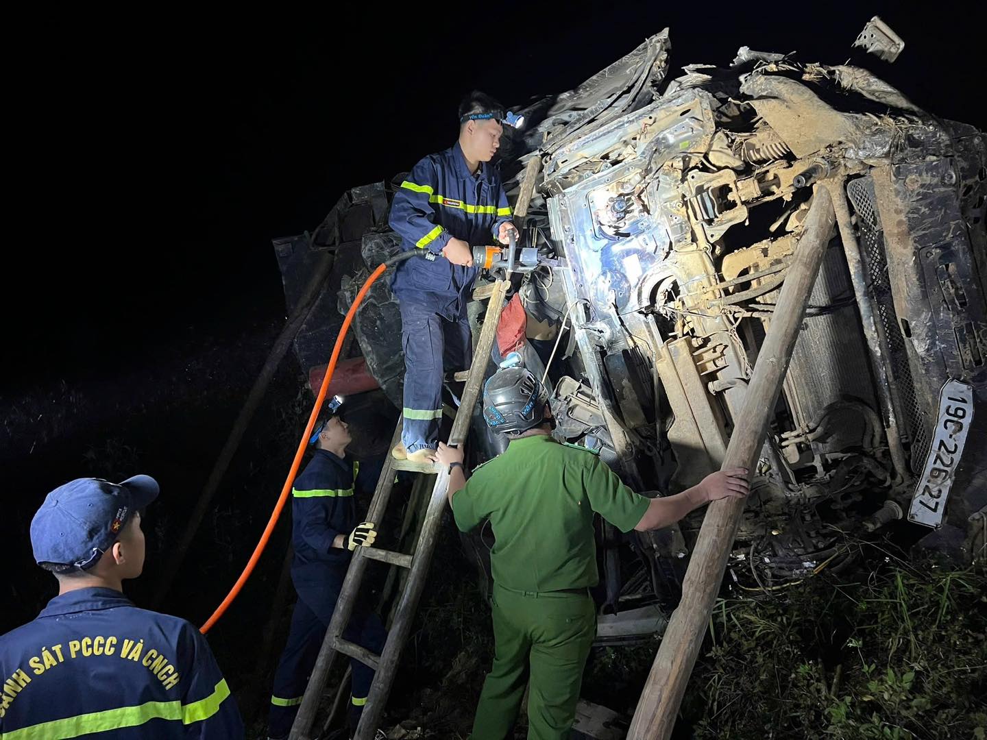 Tuyên Quang: Giải cứu tài xế mắc kẹt trong xe rơi xuống vực sâu- Ảnh 2. Tuyên Quang: Giải cứu tài xế mắc kẹt trong xe rơi xuống vực sâu- Ảnh 2.
