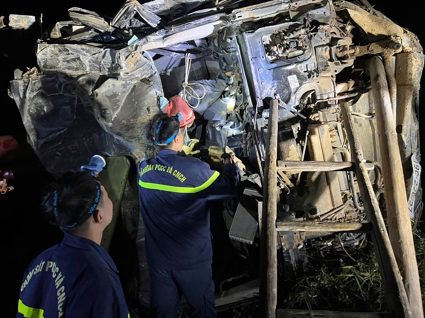 Tuyên Quang: Giải cứu tài xế mắc kẹt trong xe rơi xuống vực sâu- Ảnh 1. Tuyên Quang: Giải cứu tài xế mắc kẹt trong xe rơi xuống vực sâu- Ảnh 1.