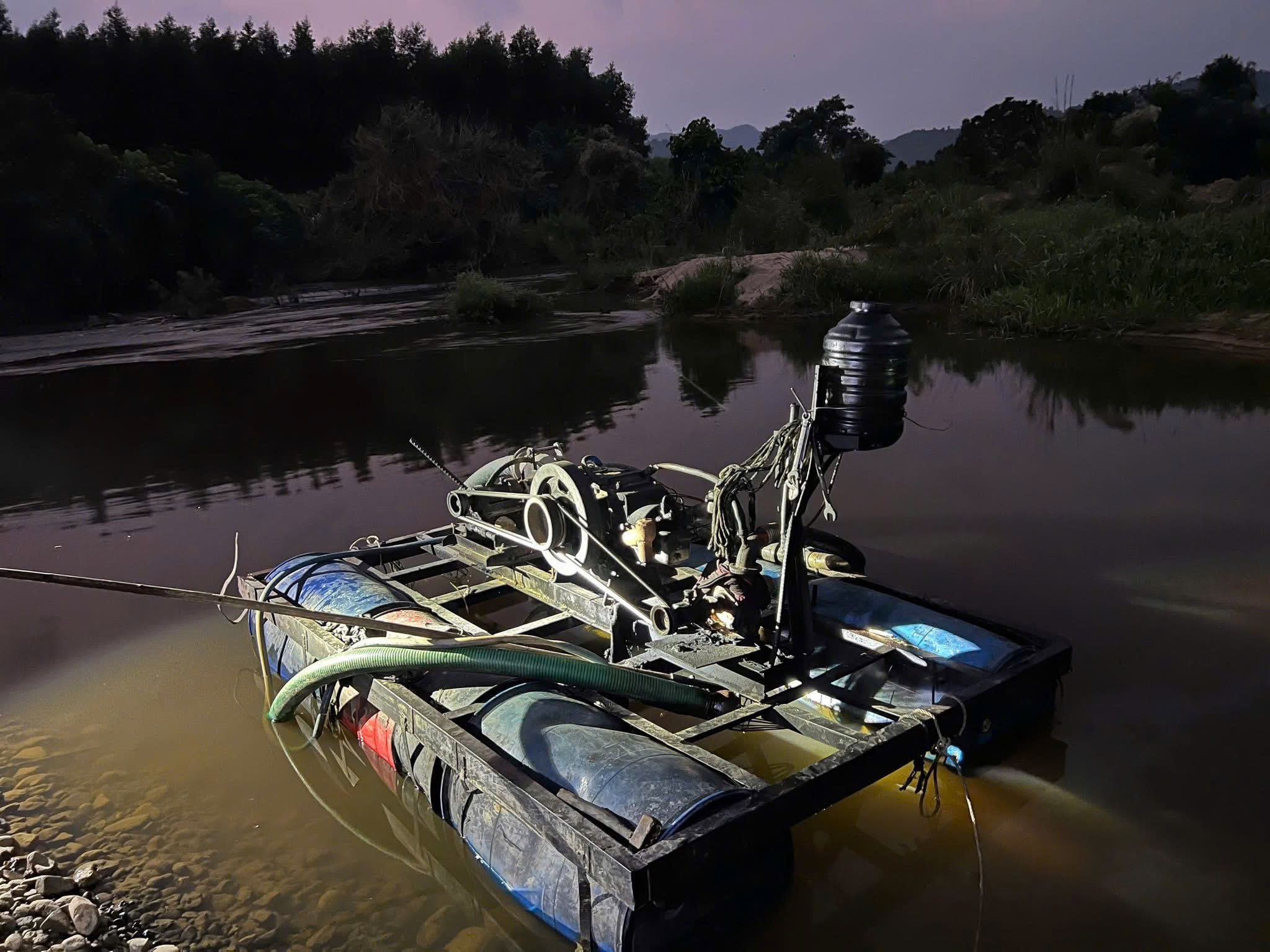 Kh&aacute;nh H&ograve;a: Bắt quả tang nh&oacute;m h&uacute;t c&aacute;t tr&aacute;i ph&eacute;p, tạm giữ 4 phương tiện- Ảnh 2.