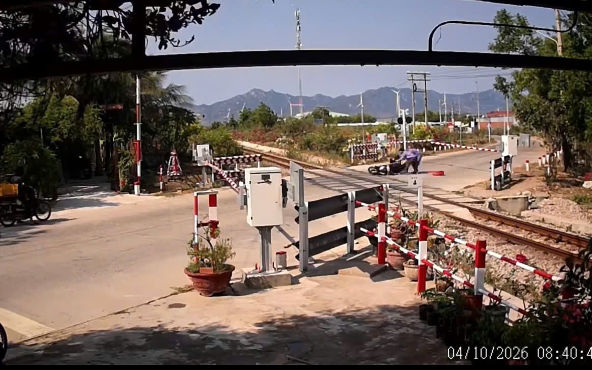 CSGT Khánh Hòa ra quân lập lại trật tự đô thị, an toàn giao thông- Ảnh 2. Khánh Hòa: Xử phạt người phụ nữ vượt rào chắn đường sắt khi đèn tín hiệu bật cảnh báo