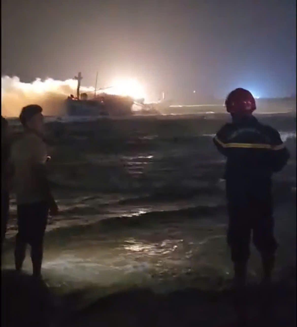 Tàu cá của ngư dân Quảng Ngãi bất ngờ bốc cháy khi đang neo đậu- Ảnh 2. Tàu cá của ngư dân Quảng Ngãi bất ngờ bốc cháy khi đang neo đậu- Ảnh 2.