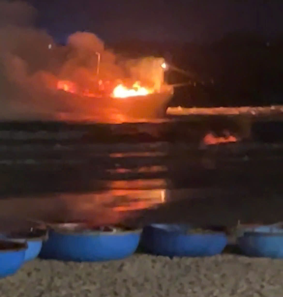 Tàu cá của ngư dân Quảng Ngãi bất ngờ bốc cháy khi đang neo đậu- Ảnh 1. Tàu cá của ngư dân Quảng Ngãi bất ngờ bốc cháy khi đang neo đậu- Ảnh 1.