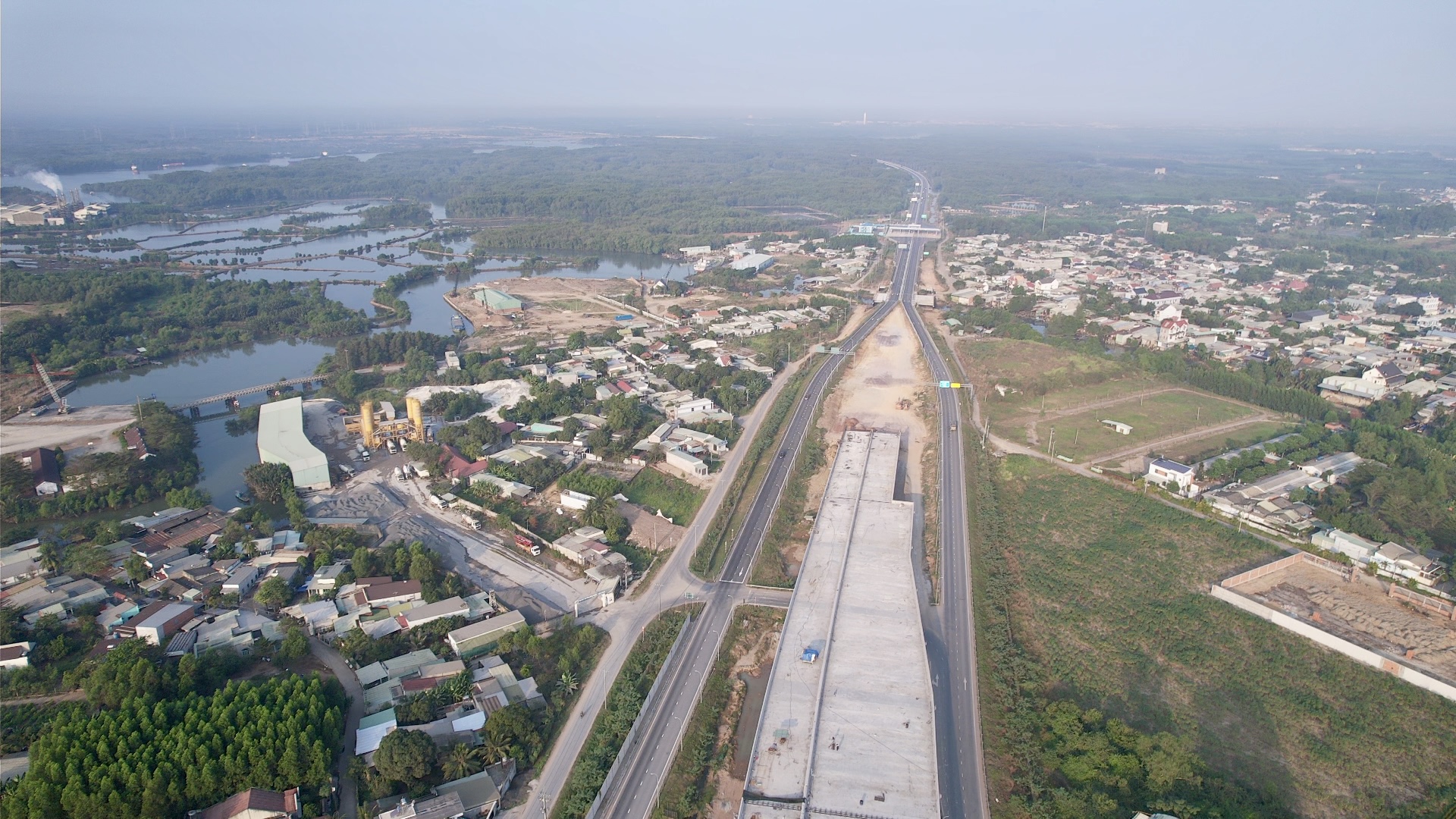 Gỡ vướng mặt bằng, nút giao QL51 cao tốc Bến Lức - Long Thành tăng tốc về đích- Ảnh 3. Gỡ vướng mặt bằng, nút giao QL51 cao tốc Bến Lức - Long Thành tăng tốc về đích- Ảnh 3.