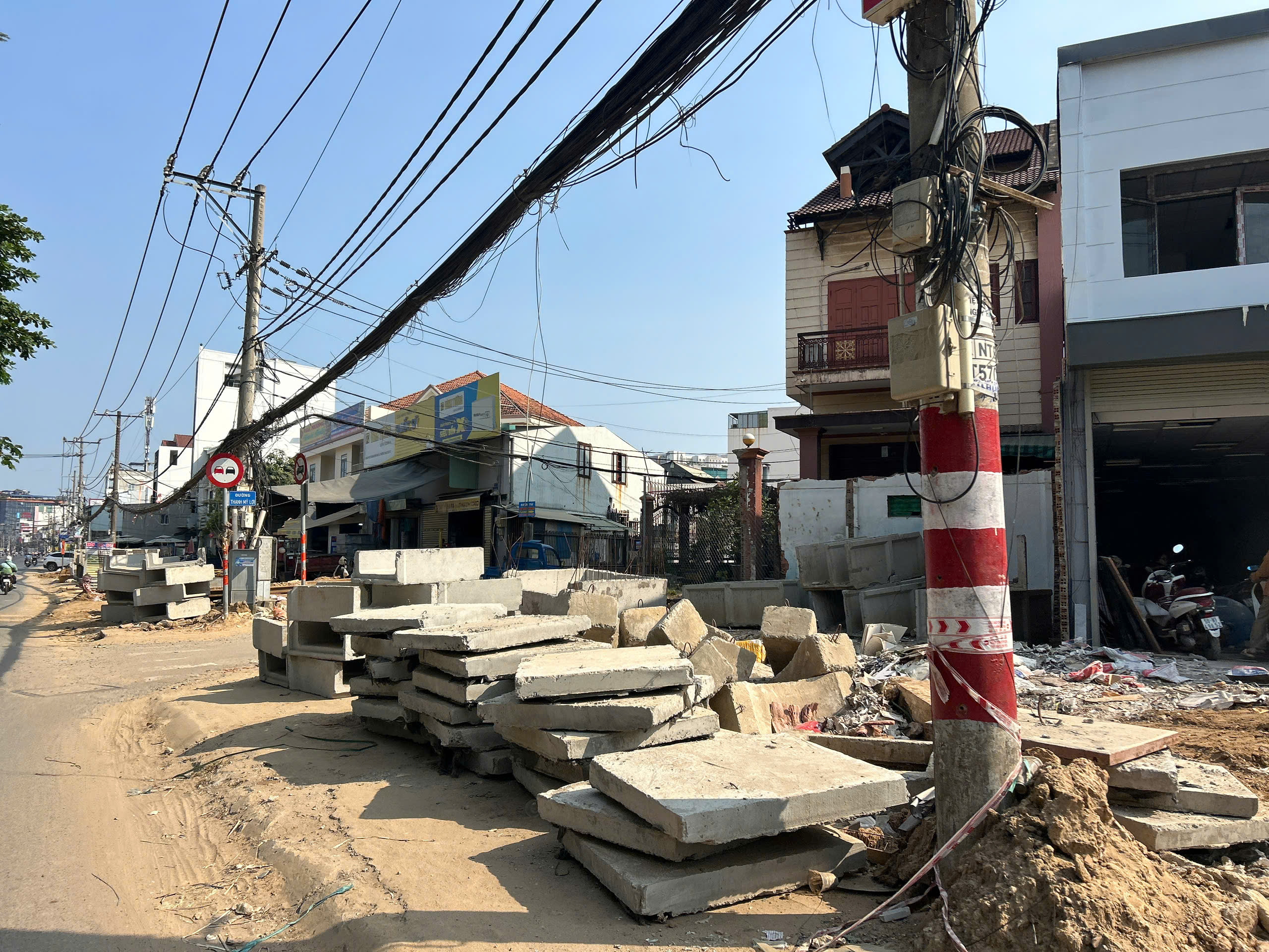 Dự &aacute;n mở rộng đường Nguyễn Thị Định vướng mặt bằng, chậm di dời hạ tầng điện- Ảnh 3.