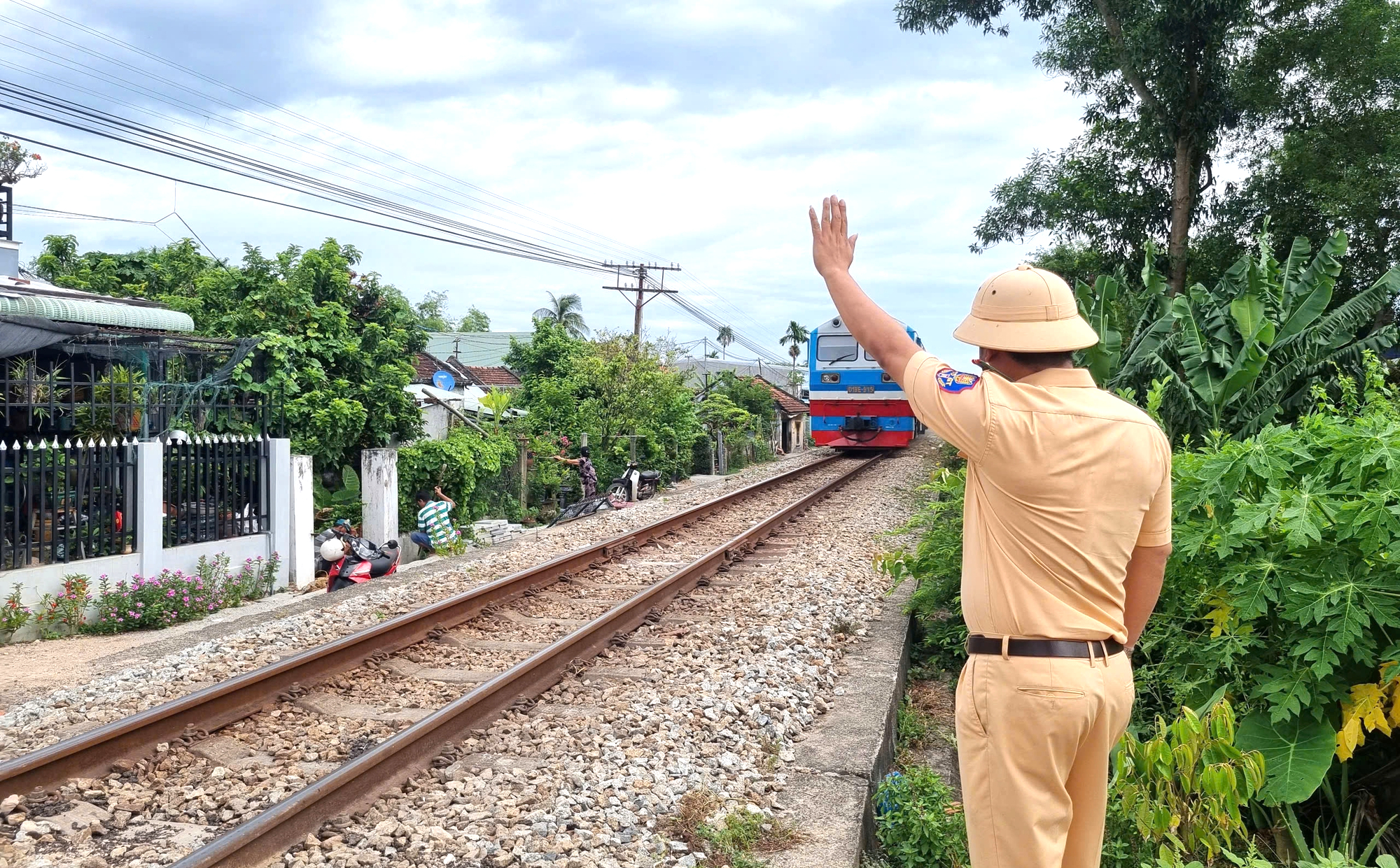 Ng&agrave;nh đường sắt tăng cường k&yacute; cam kết, hướng tới giảm tai nạn giao th&ocirc;ng- Ảnh 2.