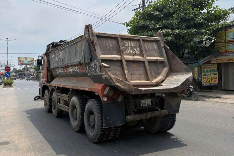 Chiếc xe ben tại hiện trường vụ tai nạn.