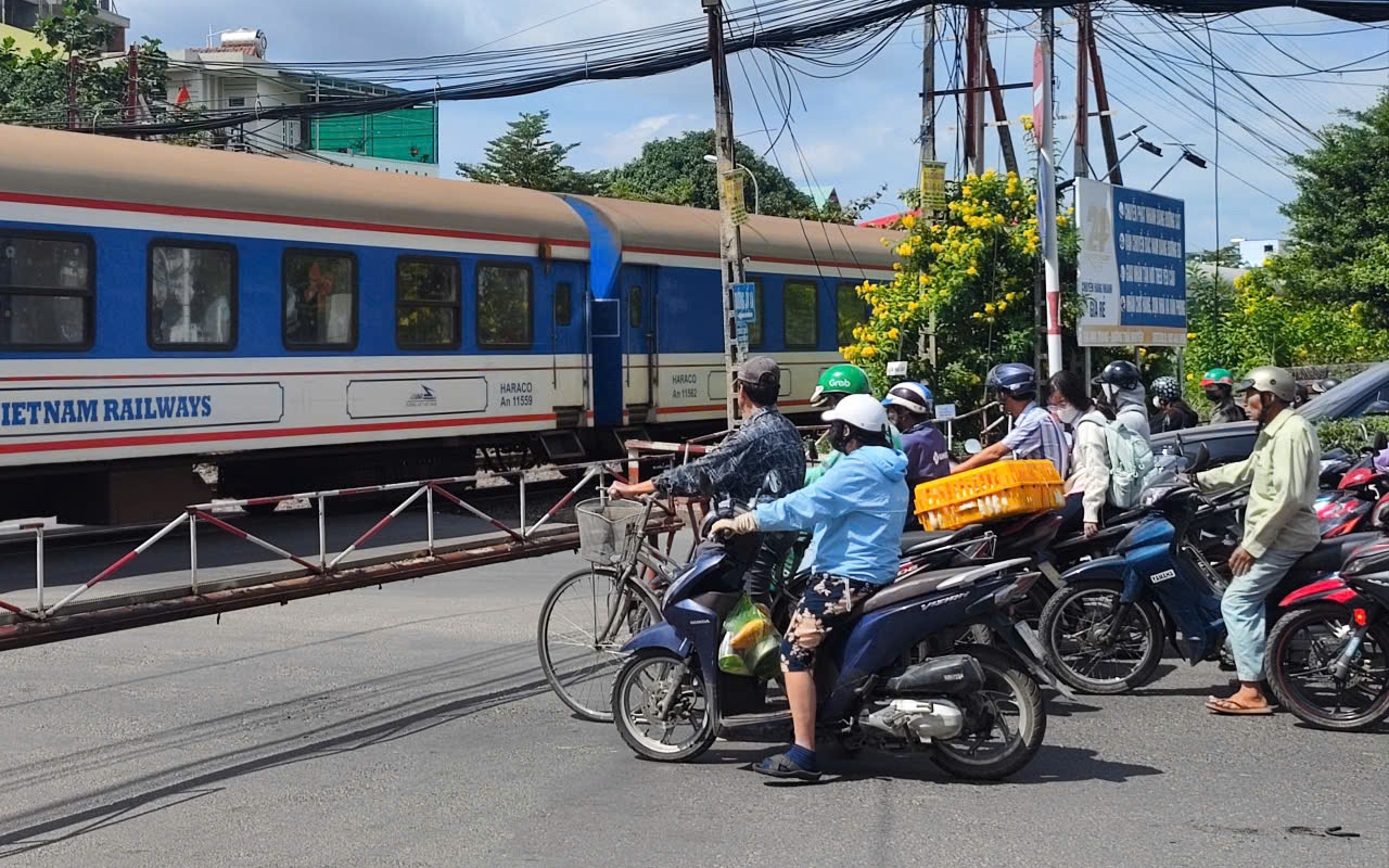 Từ dữ liệu camera giám sát, tài xế container vượt rào chắn đường sắt bị xử phạt sau 1 ngày- Ảnh 2. Từ dữ liệu camera giám sát, tài xế container vượt rào chắn đường sắt bị xử phạt sau 1 ngày- Ảnh 2.