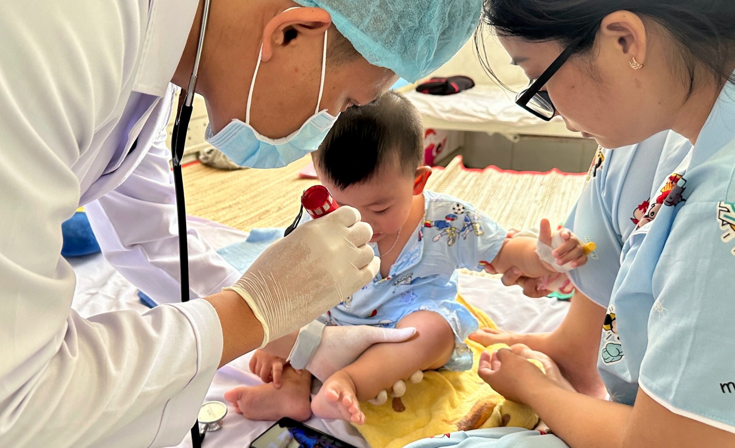 Chưa hết tay ch&acirc;n miệng lại nỗi lo sốt xuất huyết, ứng ph&oacute; ra sao?- Ảnh 1.