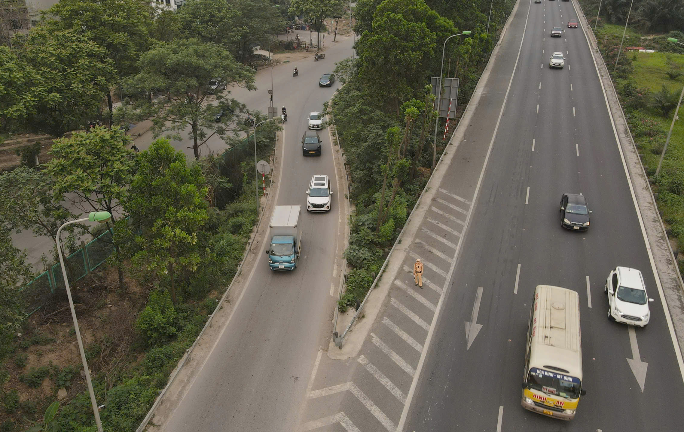 CSGT Hà Nội xử phạt loạt xe máy bất chấp nguy hiểm đi vào đại lộ Thăng Long- Ảnh 10. CSGT Hà Nội xử phạt loạt xe máy bất chấp nguy hiểm đi vào đại lộ Thăng Long- Ảnh 10.