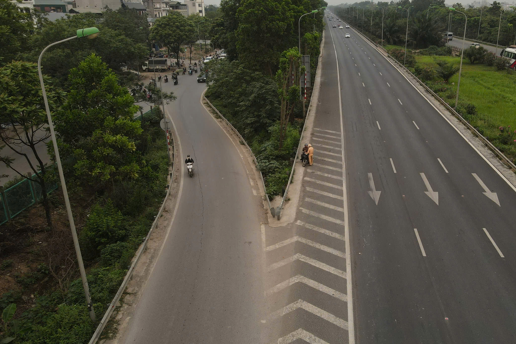 CSGT Hà Nội xử phạt loạt xe máy bất chấp nguy hiểm đi vào đại lộ Thăng Long- Ảnh 1. CSGT Hà Nội xử phạt loạt xe máy bất chấp nguy hiểm đi vào đại lộ Thăng Long- Ảnh 1.