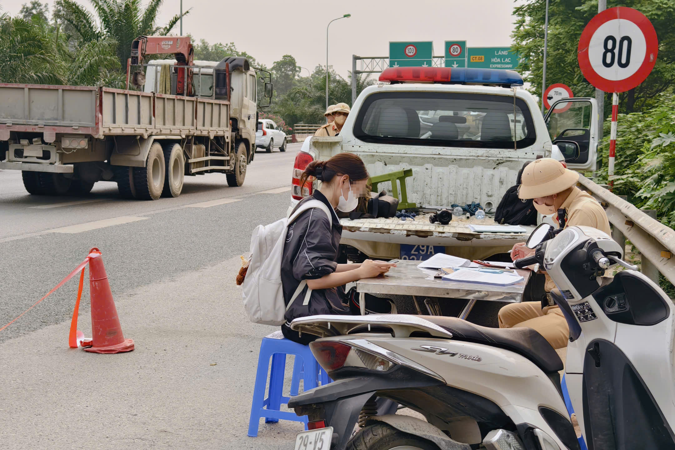 CSGT Hà Nội xử phạt loạt xe máy bất chấp nguy hiểm đi vào đại lộ Thăng Long- Ảnh 6. CSGT Hà Nội xử phạt loạt xe máy bất chấp nguy hiểm đi vào đại lộ Thăng Long- Ảnh 6.